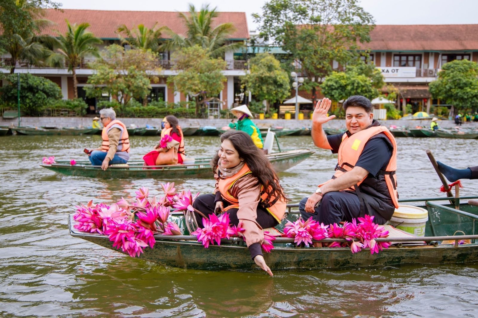 Trải nghiệm đi thuyền mùa hoa súng