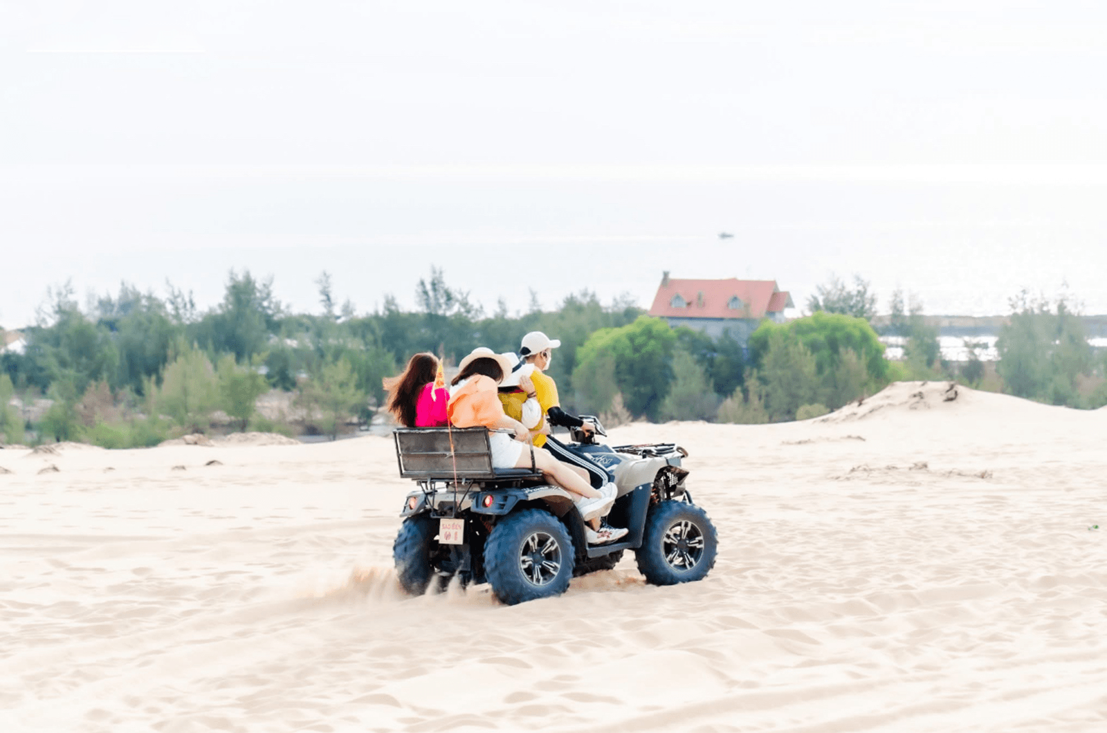 Trải nghiệm đi xe địa hình trên đồi cát Quang Phú