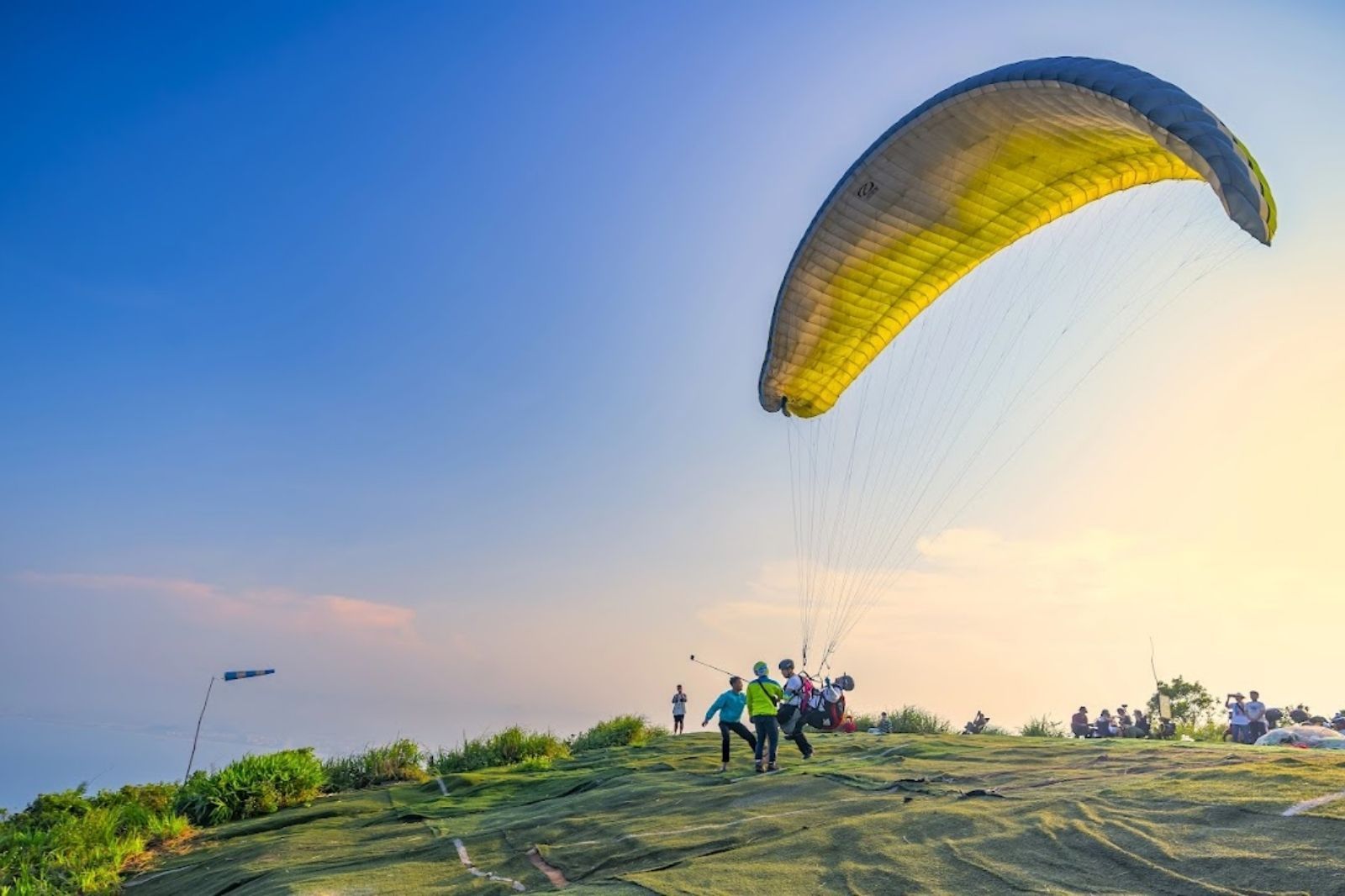 Hoạt động dù lượn thu hút đông đảo du khách tham gia