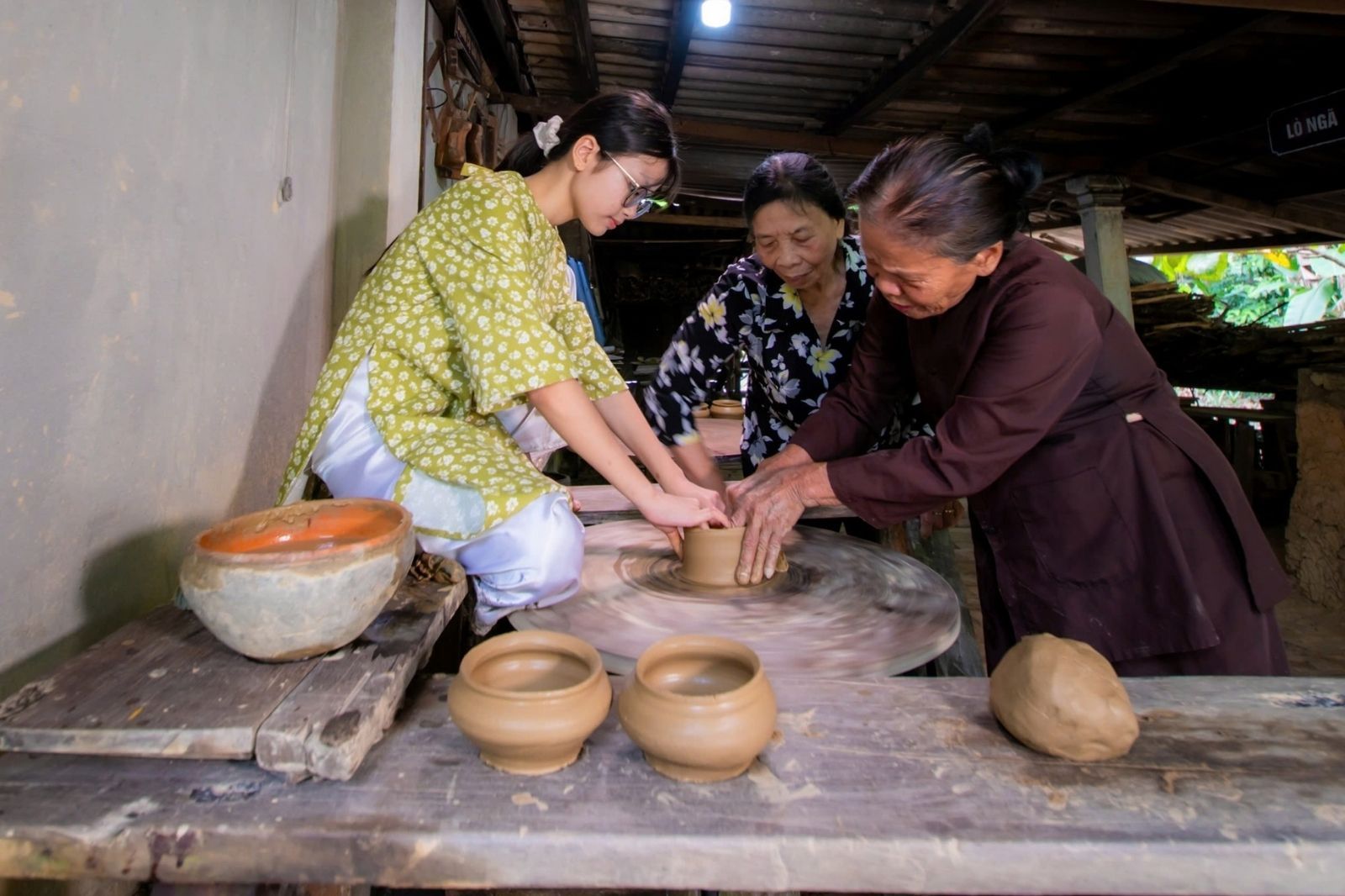 Trải nghiệm làm gốm cùng người dân địa phương