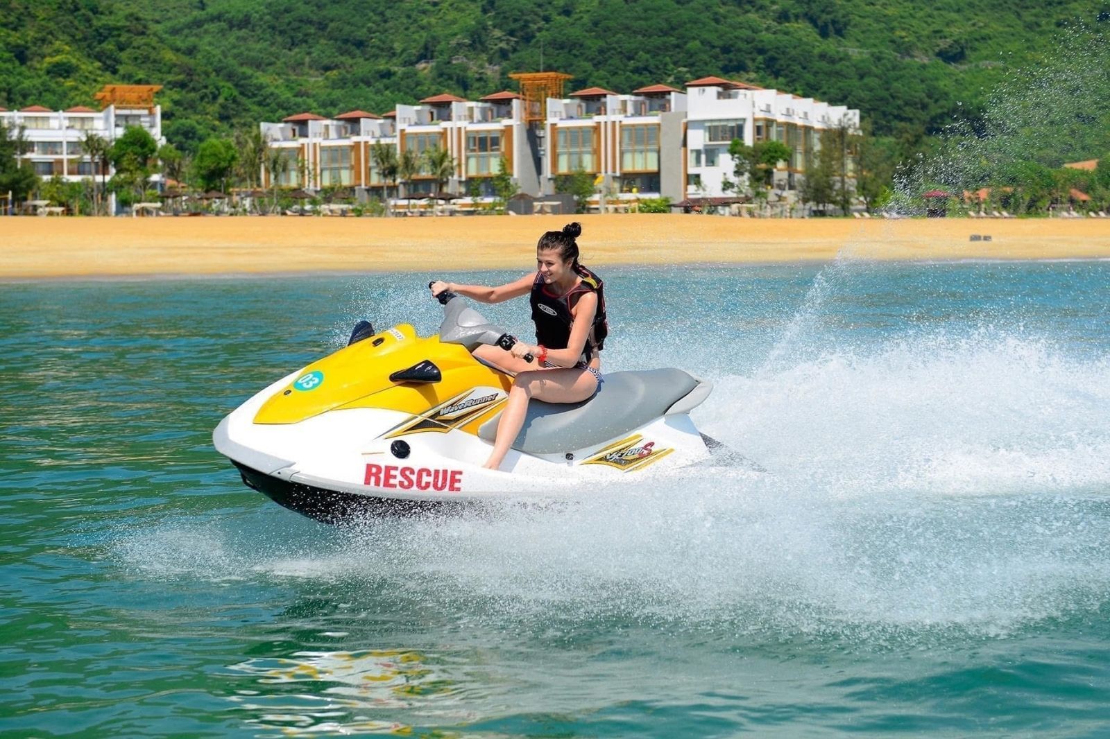 Trải nghiệm mô tô nước ở các khu nghỉ dưỡng