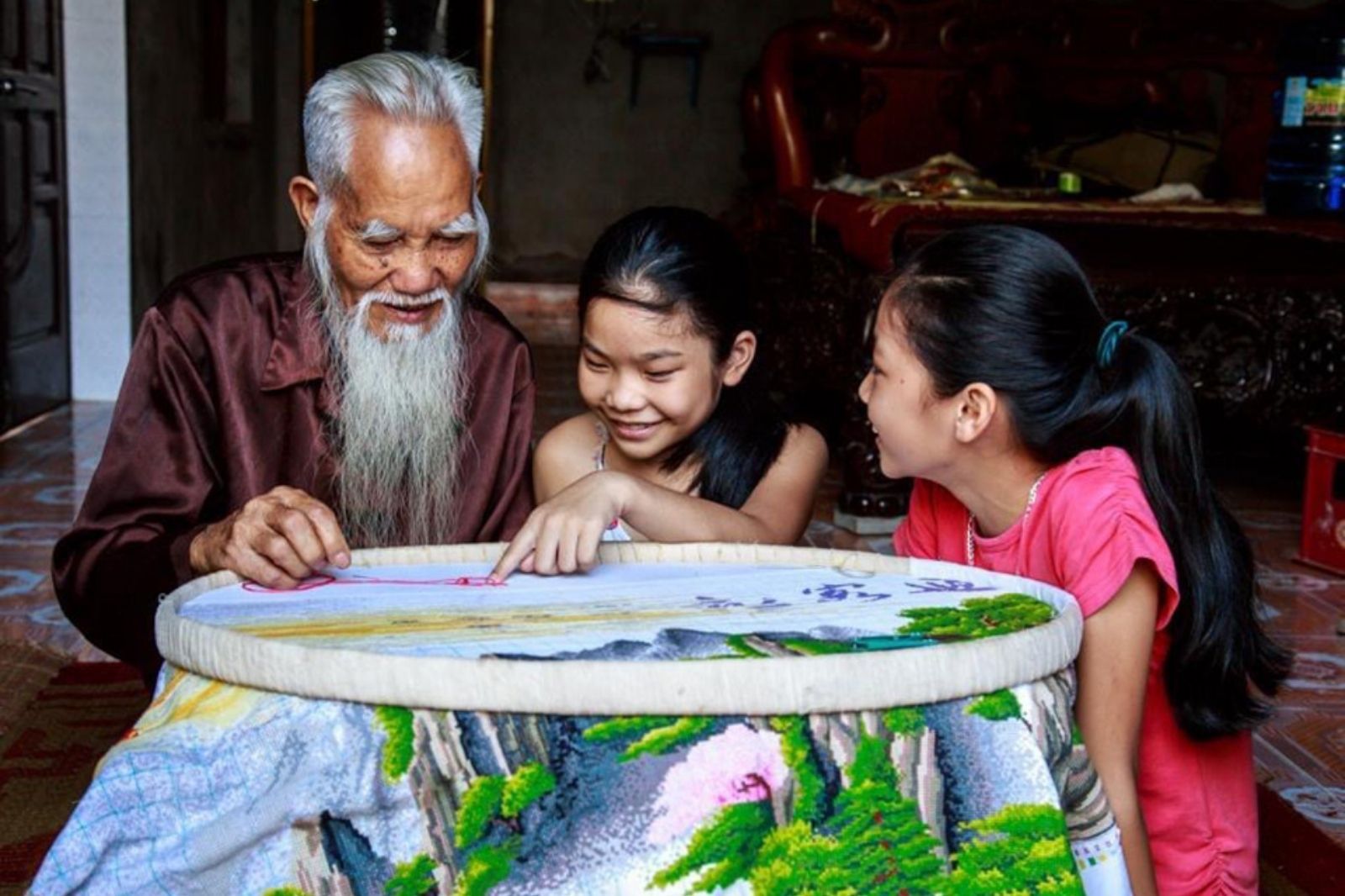 Trải nghiệm nghề thêu ren Văn Lâm