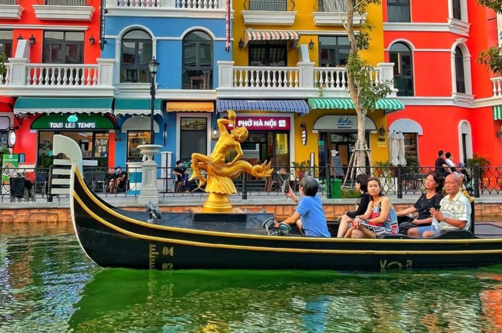 Trải nghiệm ngồi thuyền Gondola 