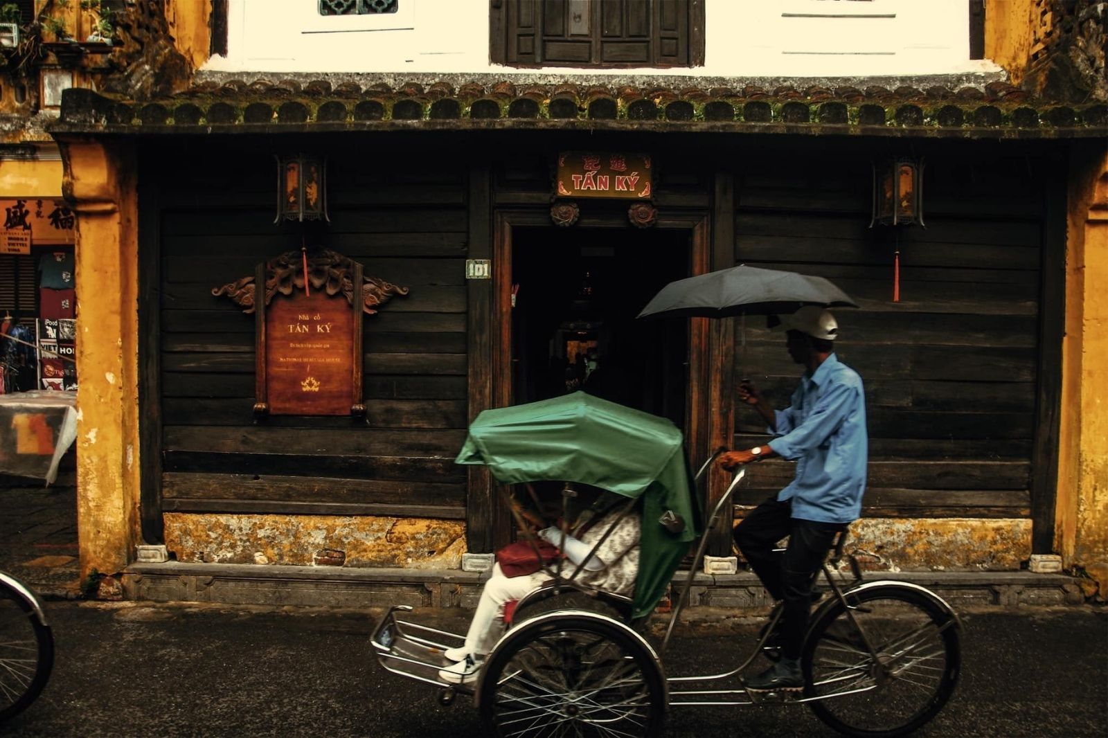 Trải nghiệm ngồi xích lô ngắm đường phố 