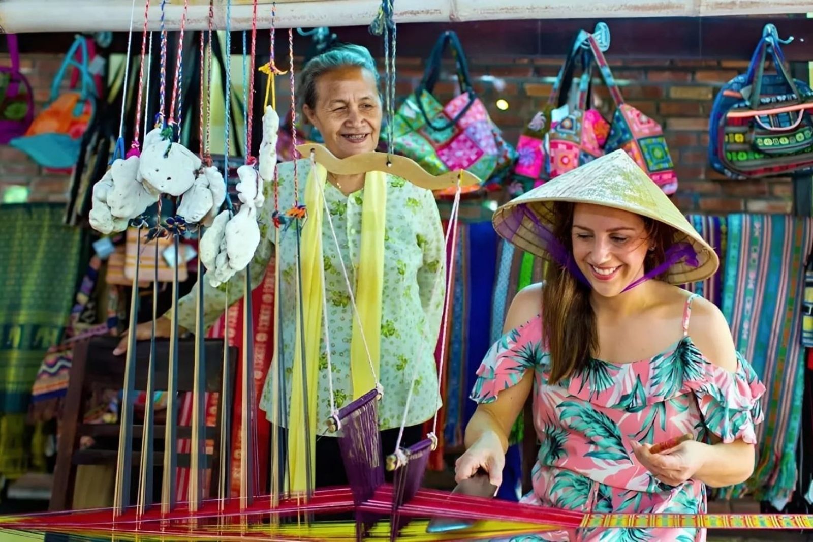 Trải nghiệm quy trình dệt lụa thủ công