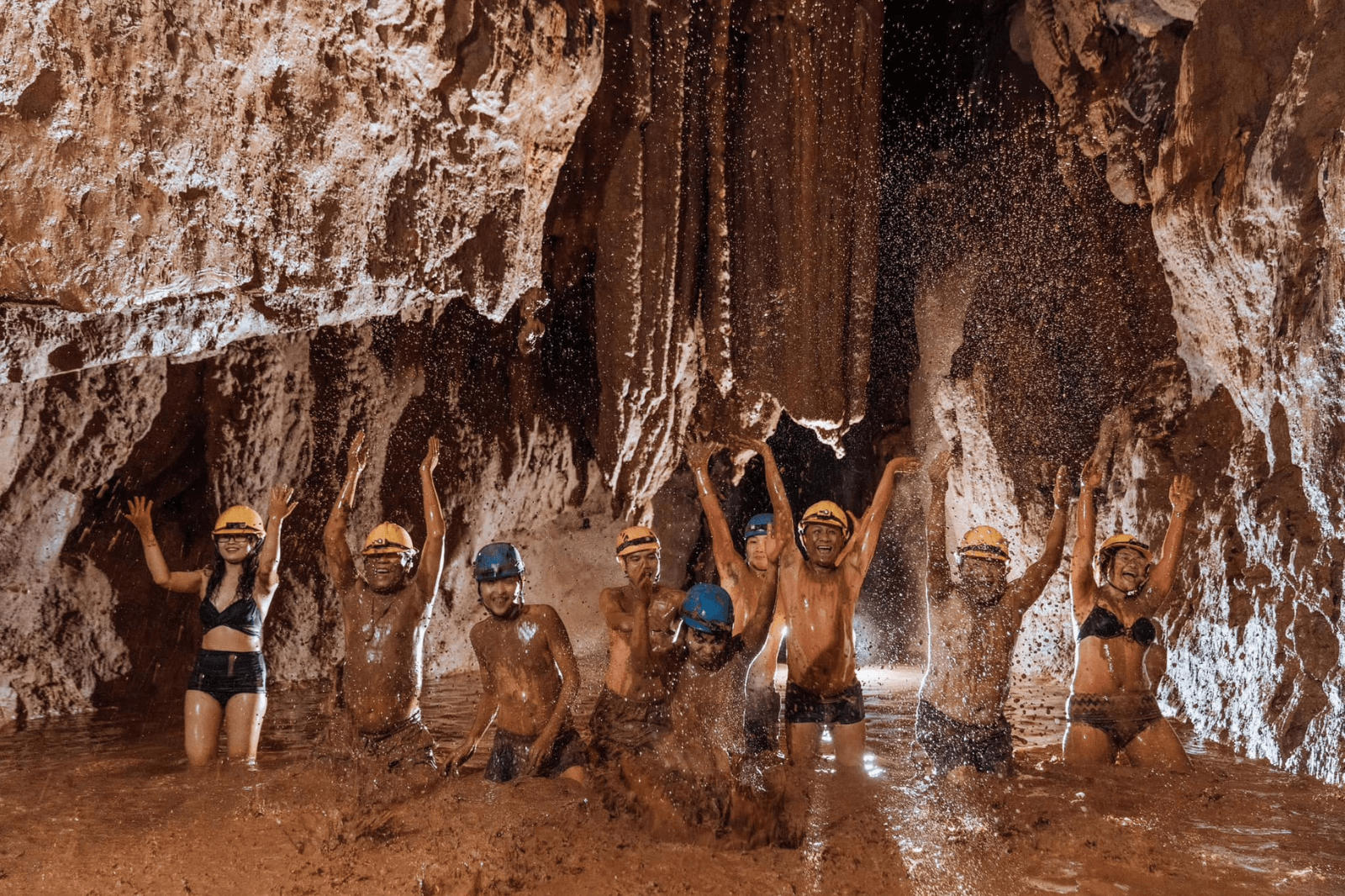 Trải nghiệm tắm bùn trong hang Tối  