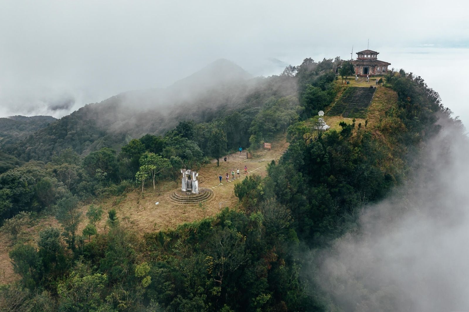 Trải nghiệm một Huế thật khác trên đỉnh Bạch Mã