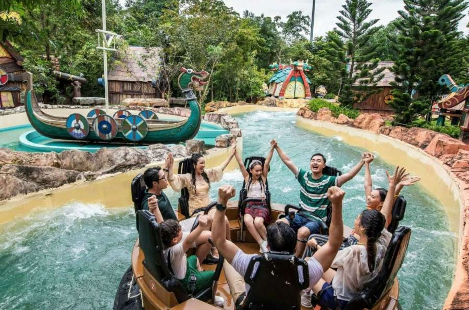 Trải nghiệm trò chơi ở công viên nước 