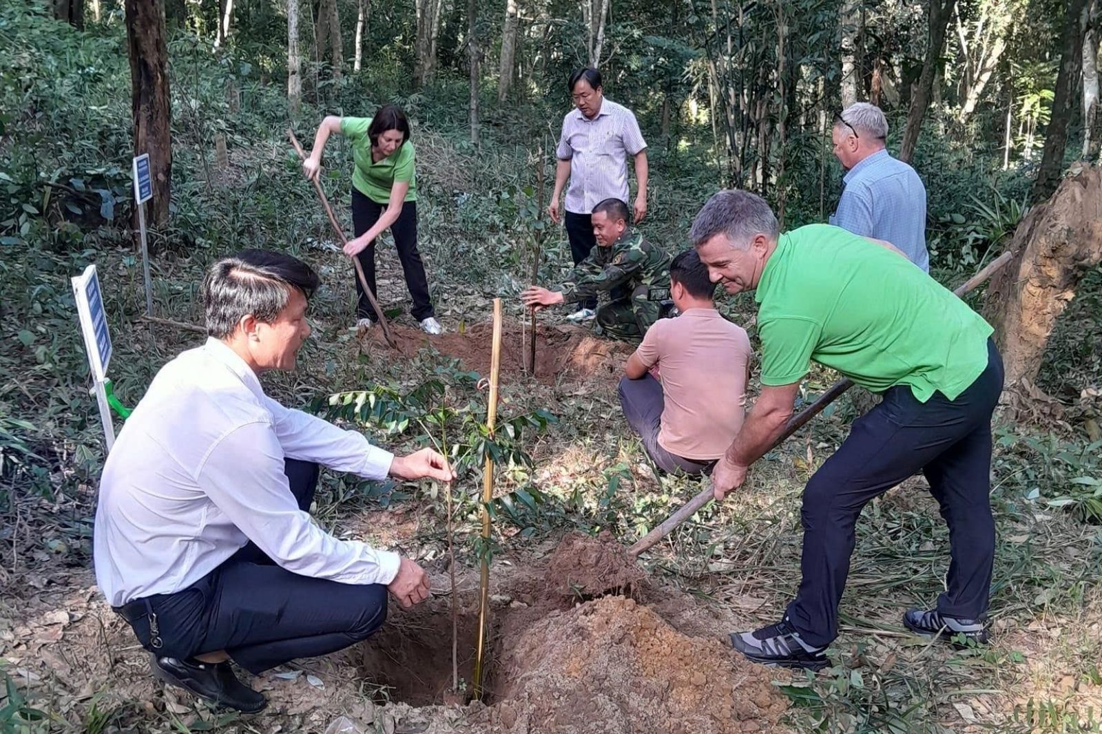 Trải nghiệm trồng cây ở vườn thực vật Phong Nha 