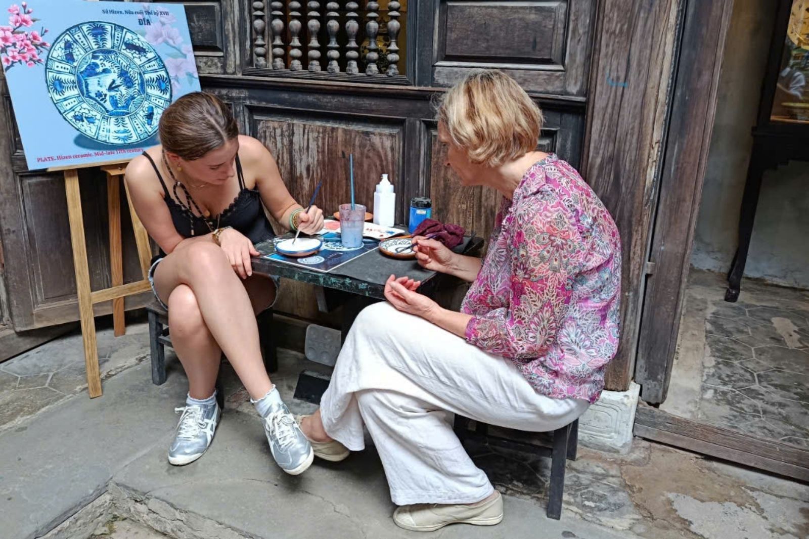 Trải nghiệm vẽ hoa văn gốm sứ 