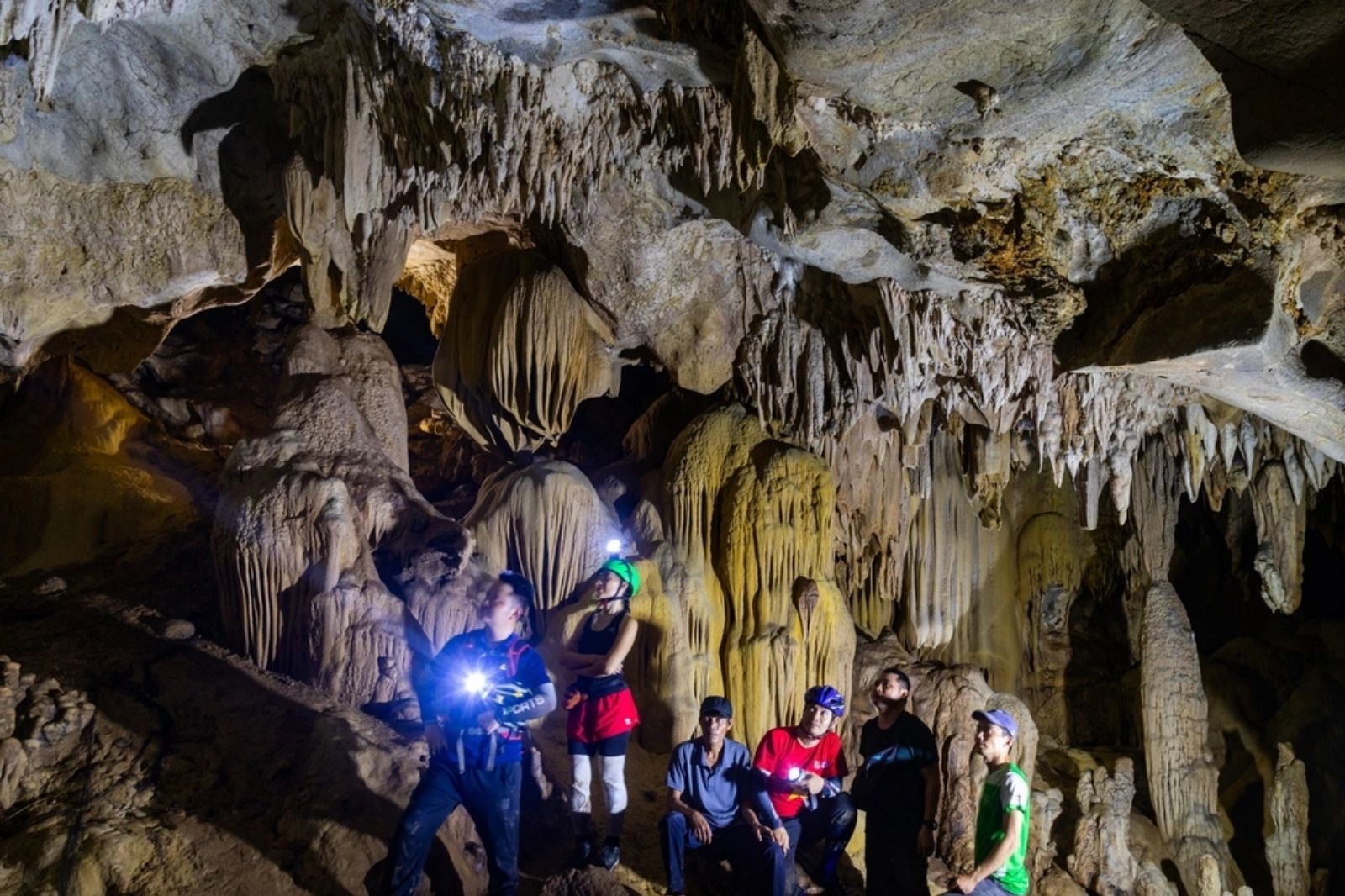 Trần hang cao khoảng 10m ở một số điểm 