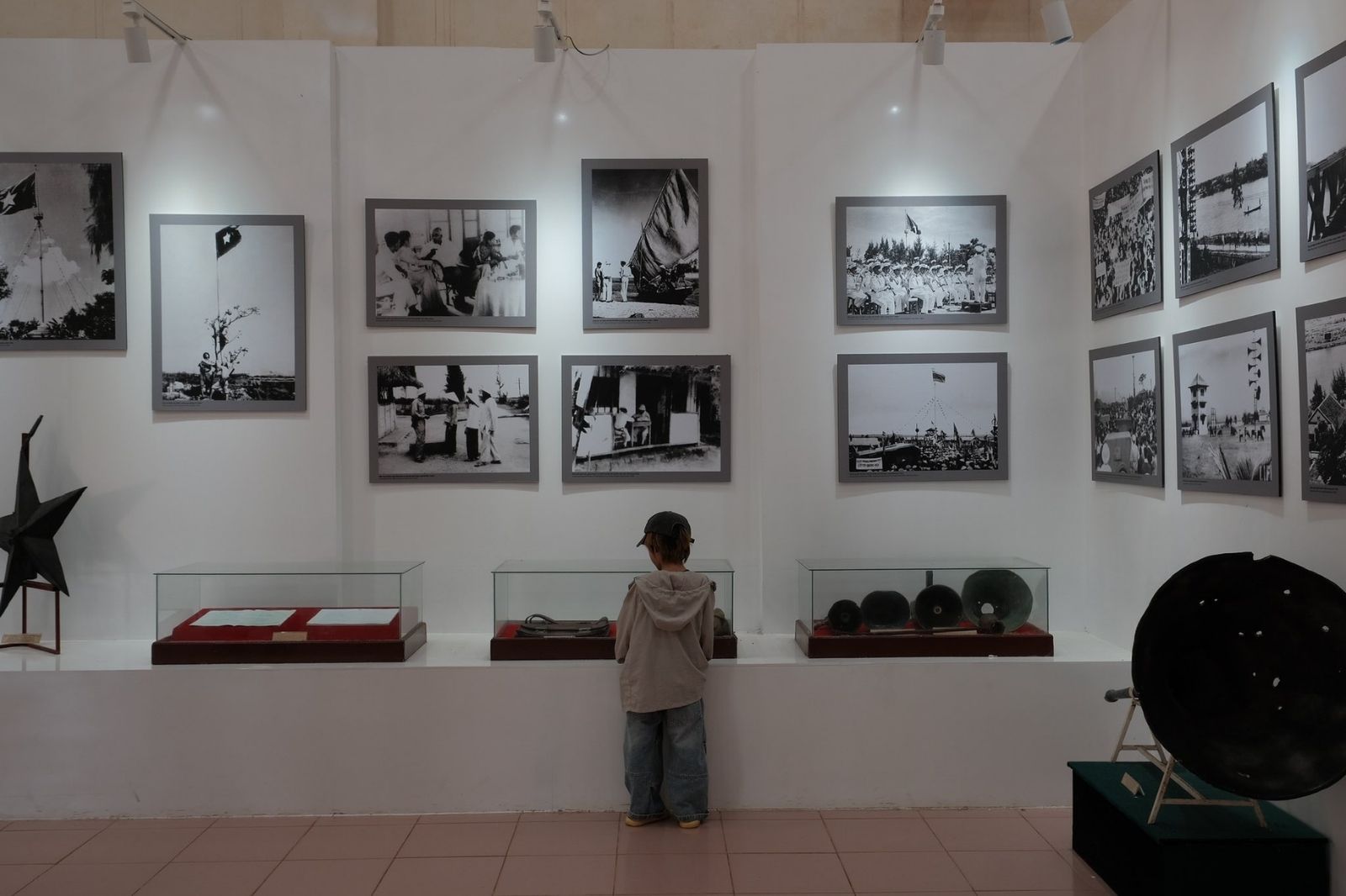 Tranh ảnh được trưng bày bên trong