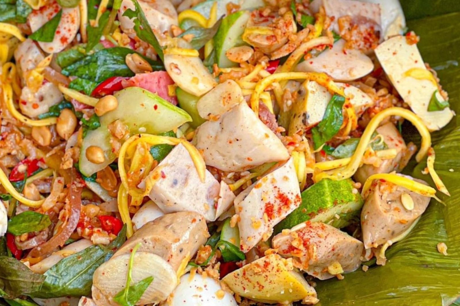 Tré trộn cùng với nem chả và xoài