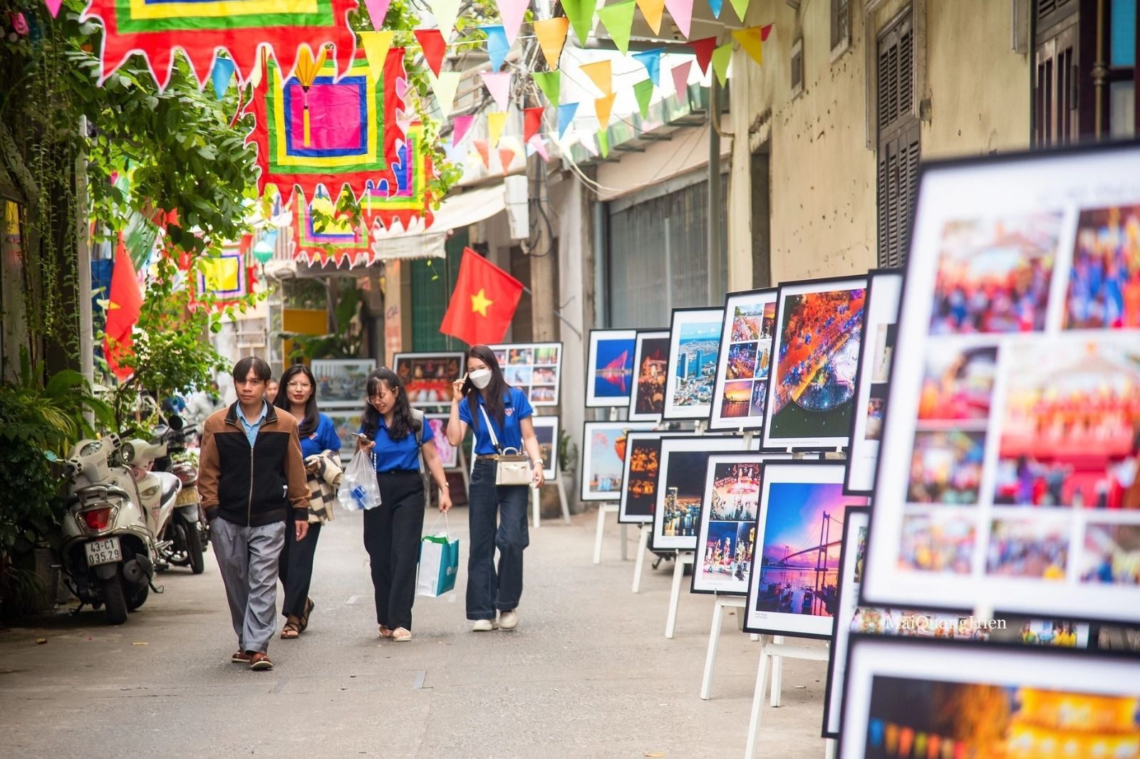 Triển lãm ảnh ở khu vực lối vào đình làng Hải Châu 