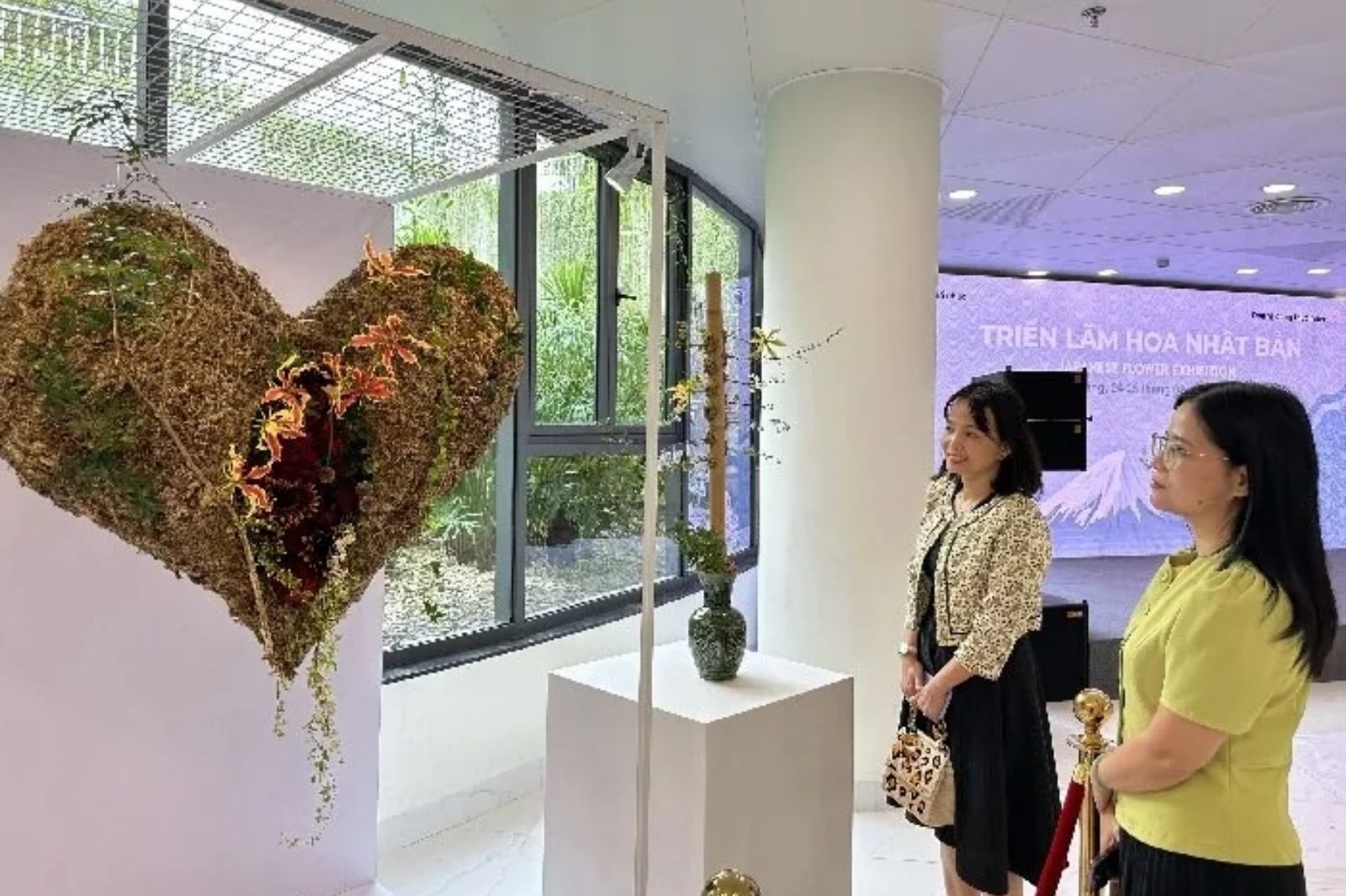 Triển lãm trưng bày bên trong công viên APEC 