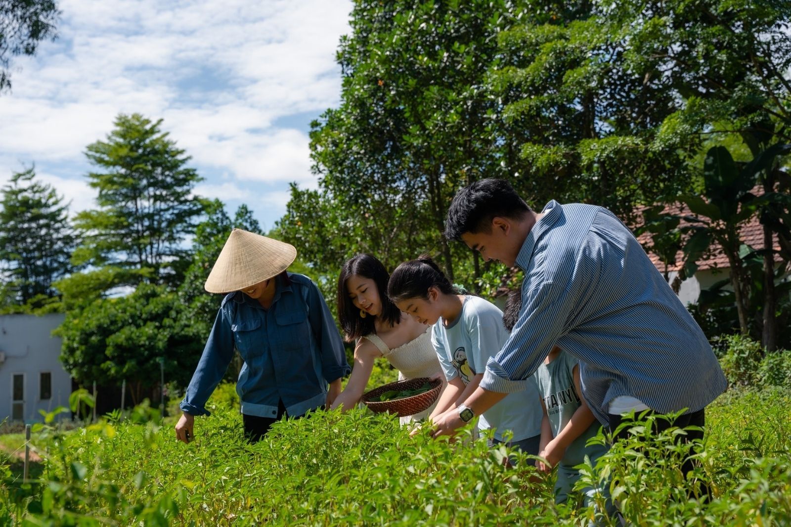 Trò chuyện cùng người dân địa phương 