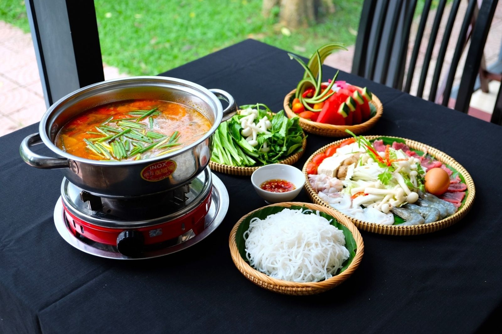 Trong khu du lịch có nhiều nhà hàng ẩm thực