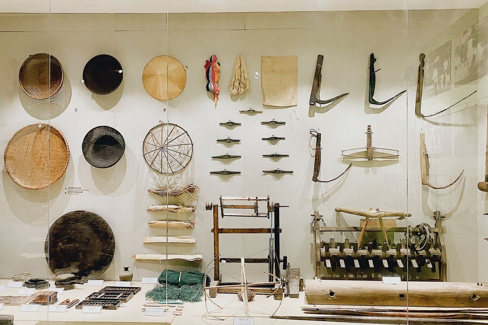 Trưng bày các đồ vật, dụng cụ qua các nền văn hóa 