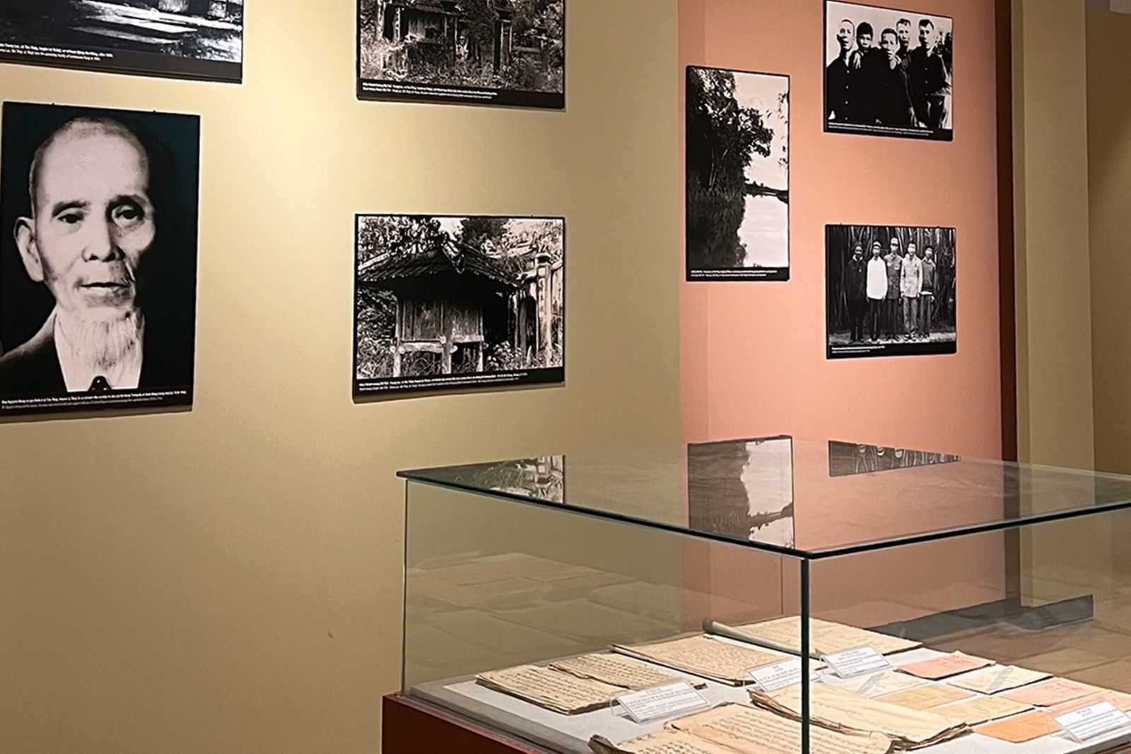 Trưng bày những tư liệu tranh ảnh về những năm tháng chiến đấu 