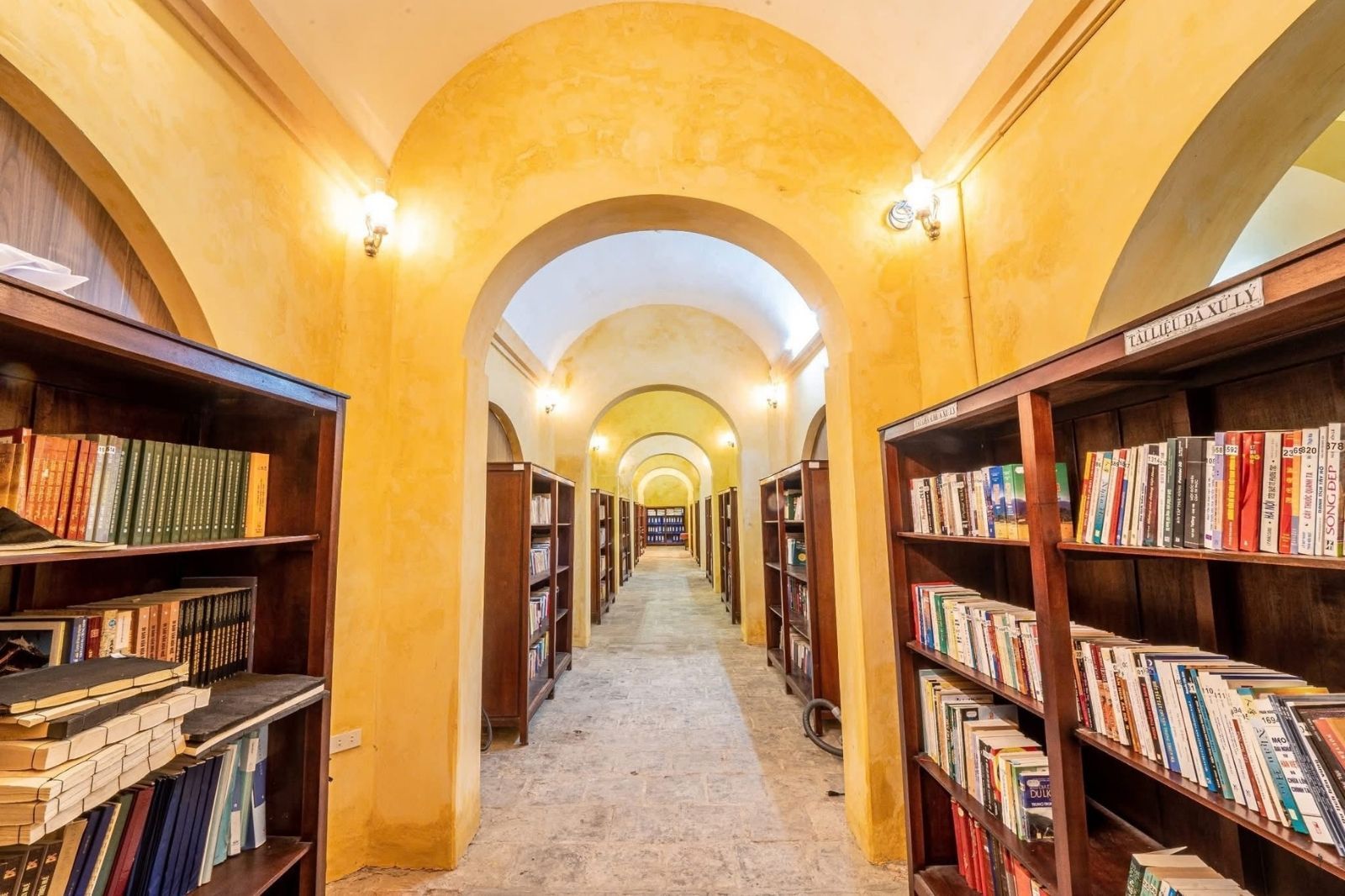 Trưng bày tư liệu bên trong Tang Thư Lâu