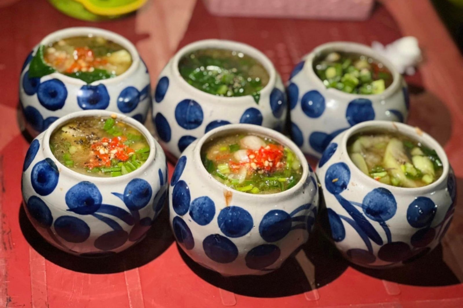 Trứng được um trong sành sứ 