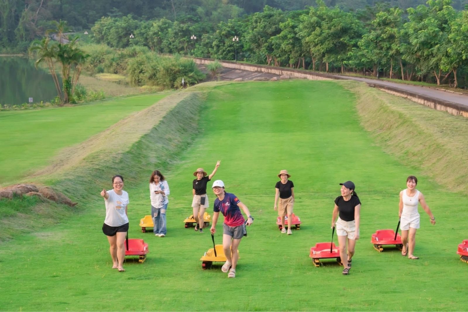 Trò trượt cỏ ở đồi thông hồ Đồng Chương 