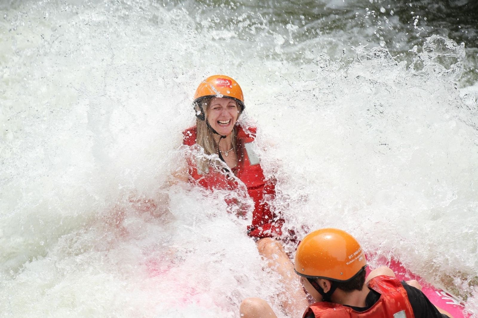 Khu du lịch Hòa Phú Thành nổi bật với các trò chơi trượt thác 