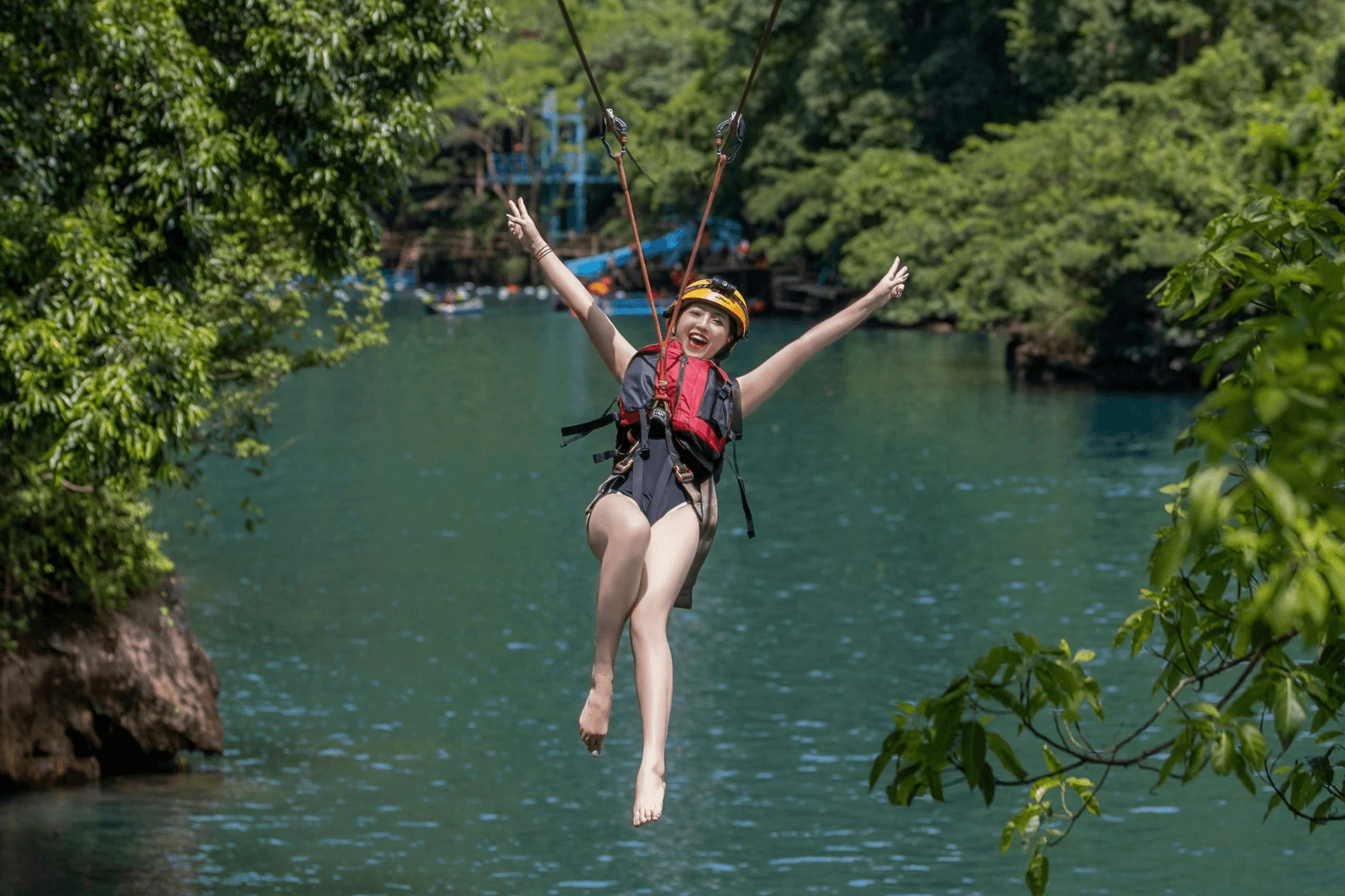 Trượt zipline  sông Chày  