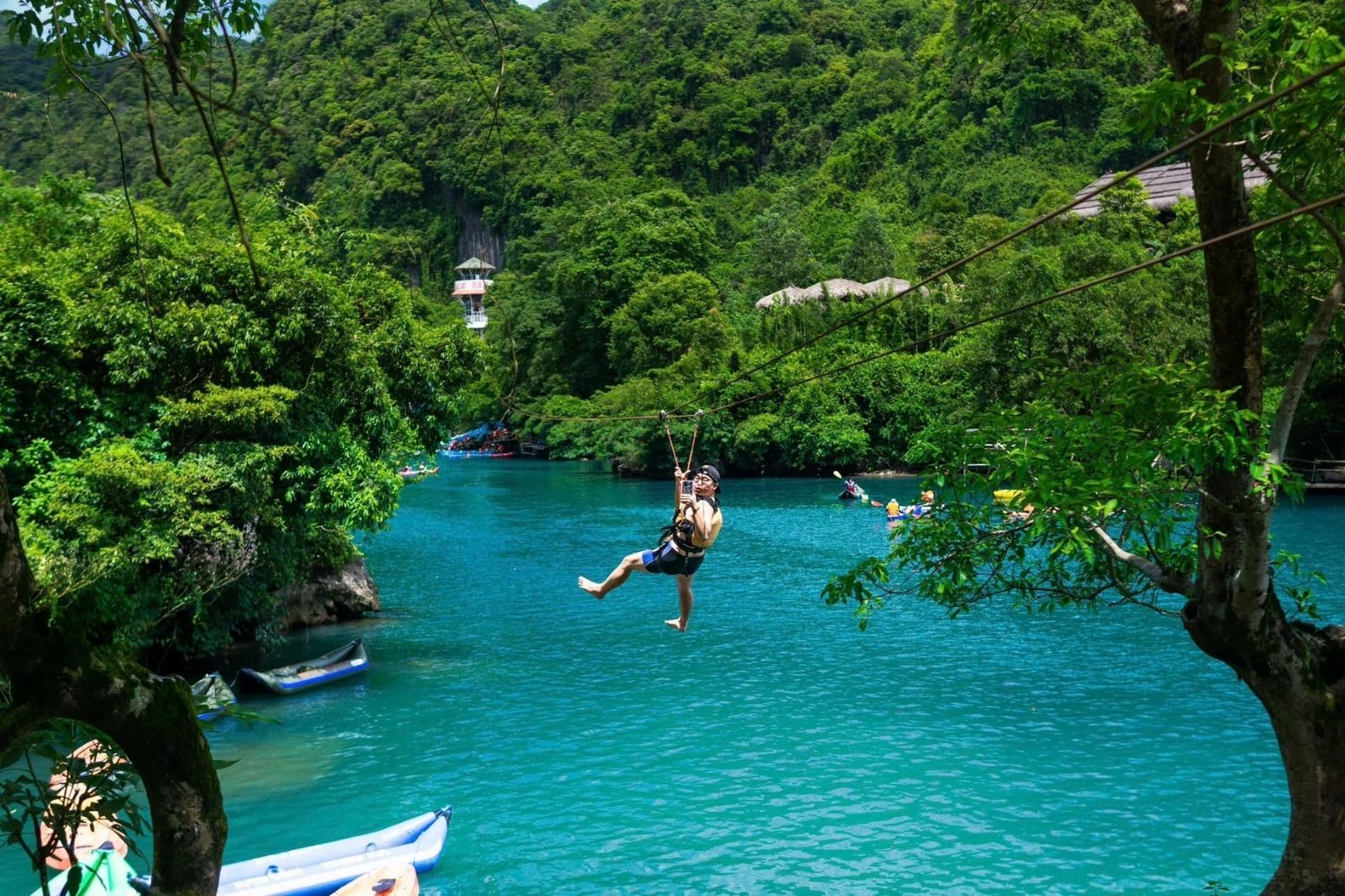 Trượt zipline Sông Chày Hang Tối