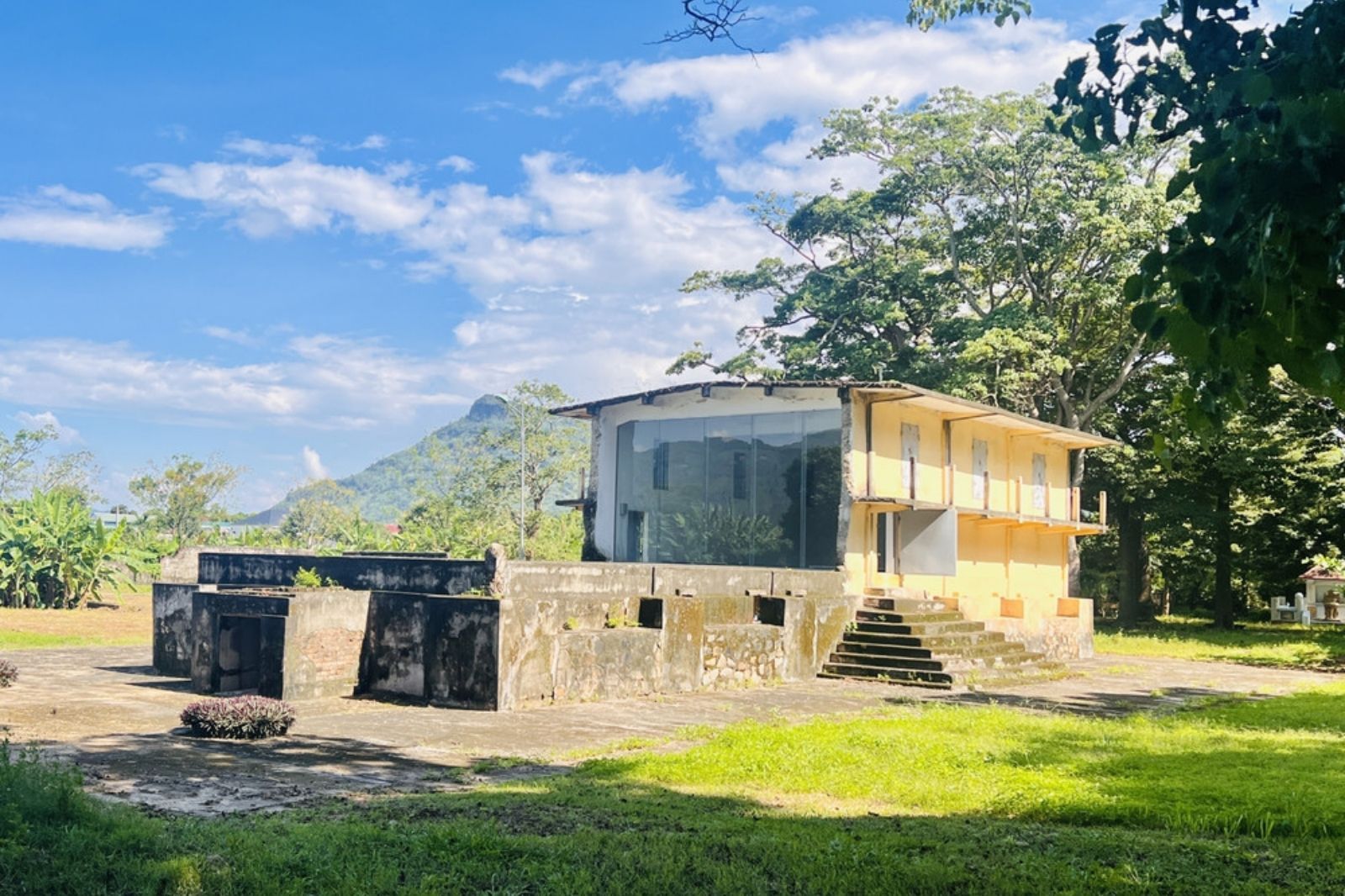 Từ Khe Sanh di chuyển đến nhà tù Lao Bảo khá gần  