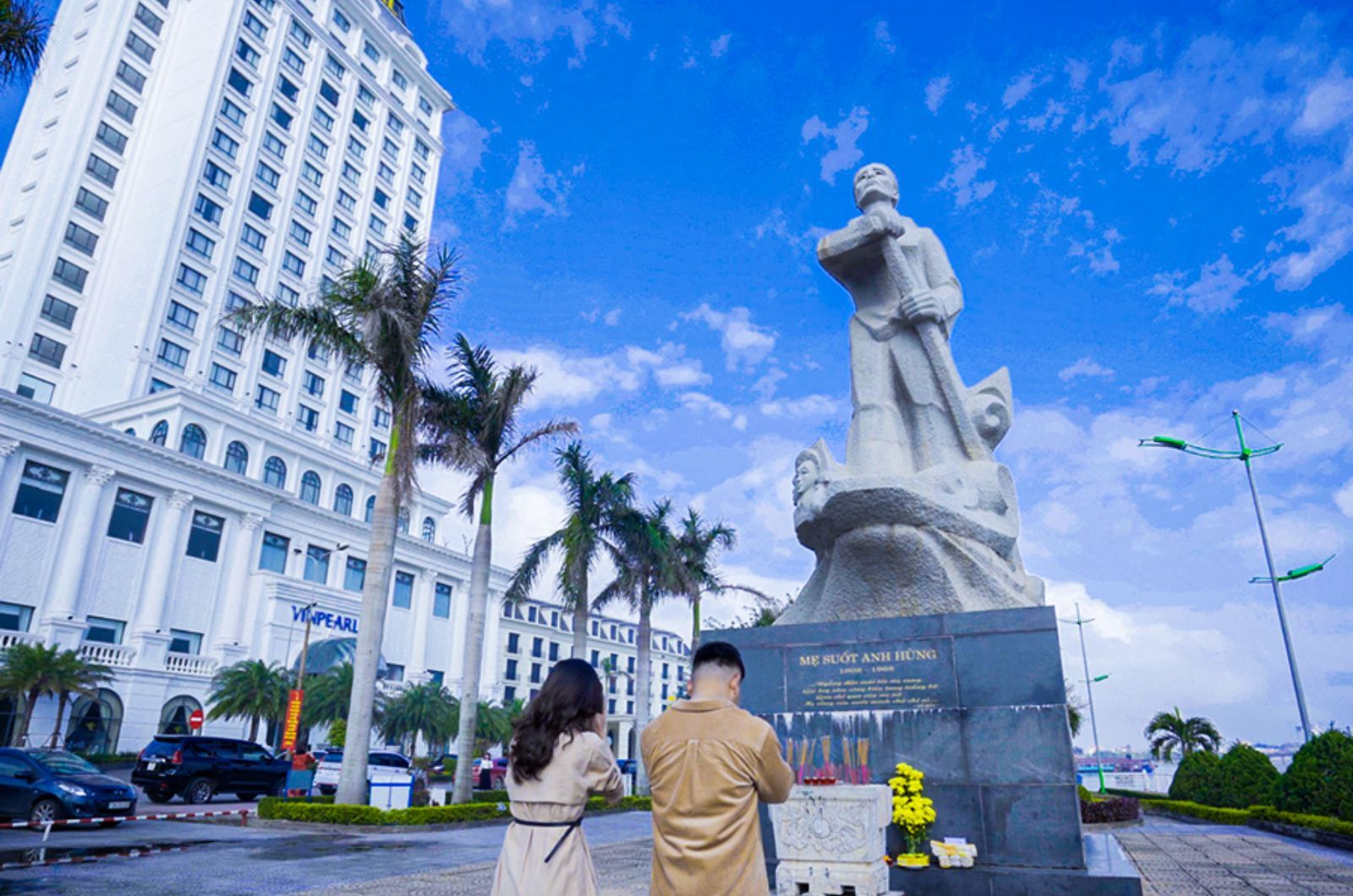 Tượng đài mẹ Suốt bên bờ sông Nhật Lệ  