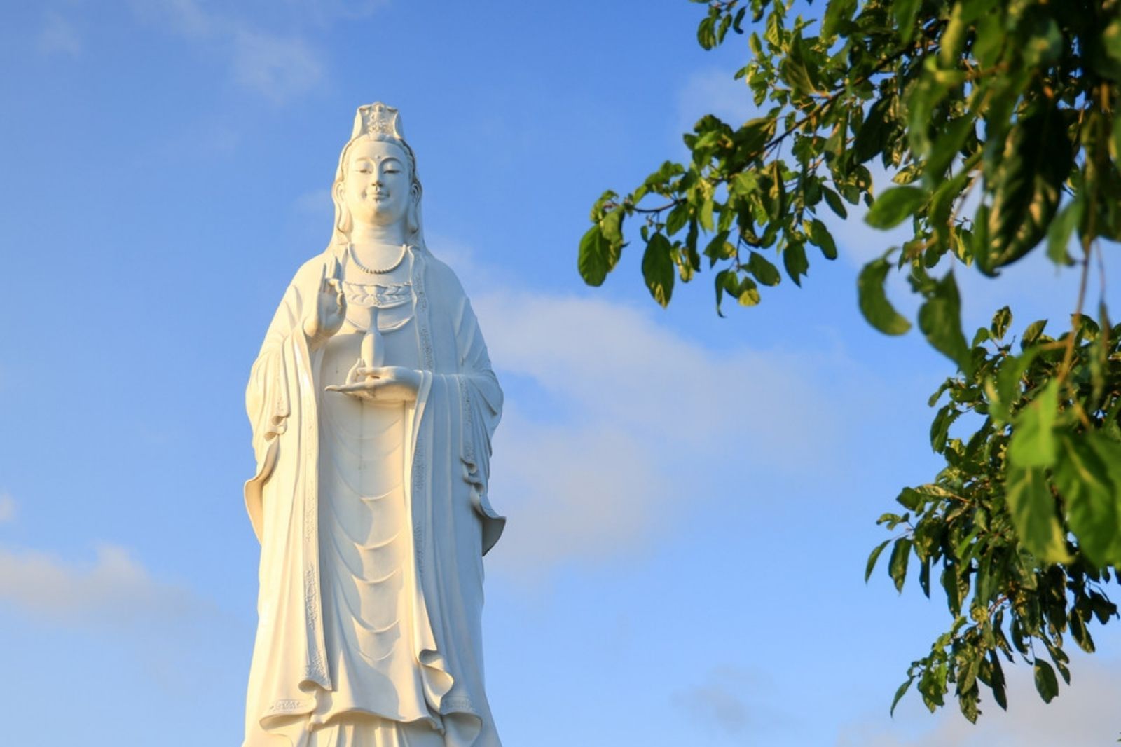 Tượng Phật Quán Thế Âm cao 67m