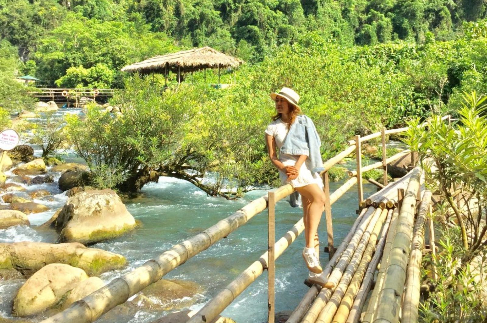 Ưu tiên những trang phục thoải mái và dễ vận động khi đến suối nước Moọc