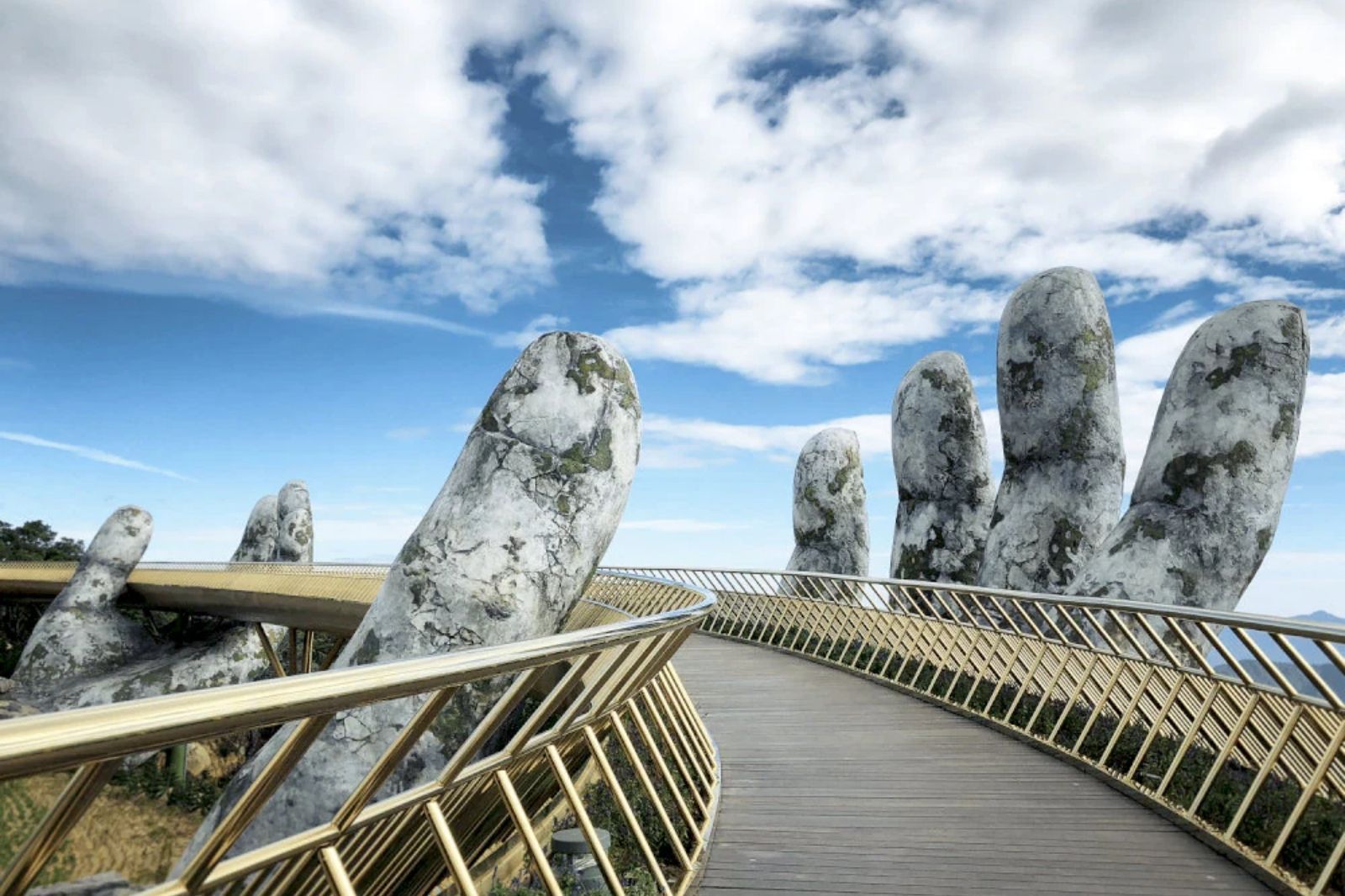 Vé tham quan cầu Vàng trọn gói trong vé Bà Nà Hills