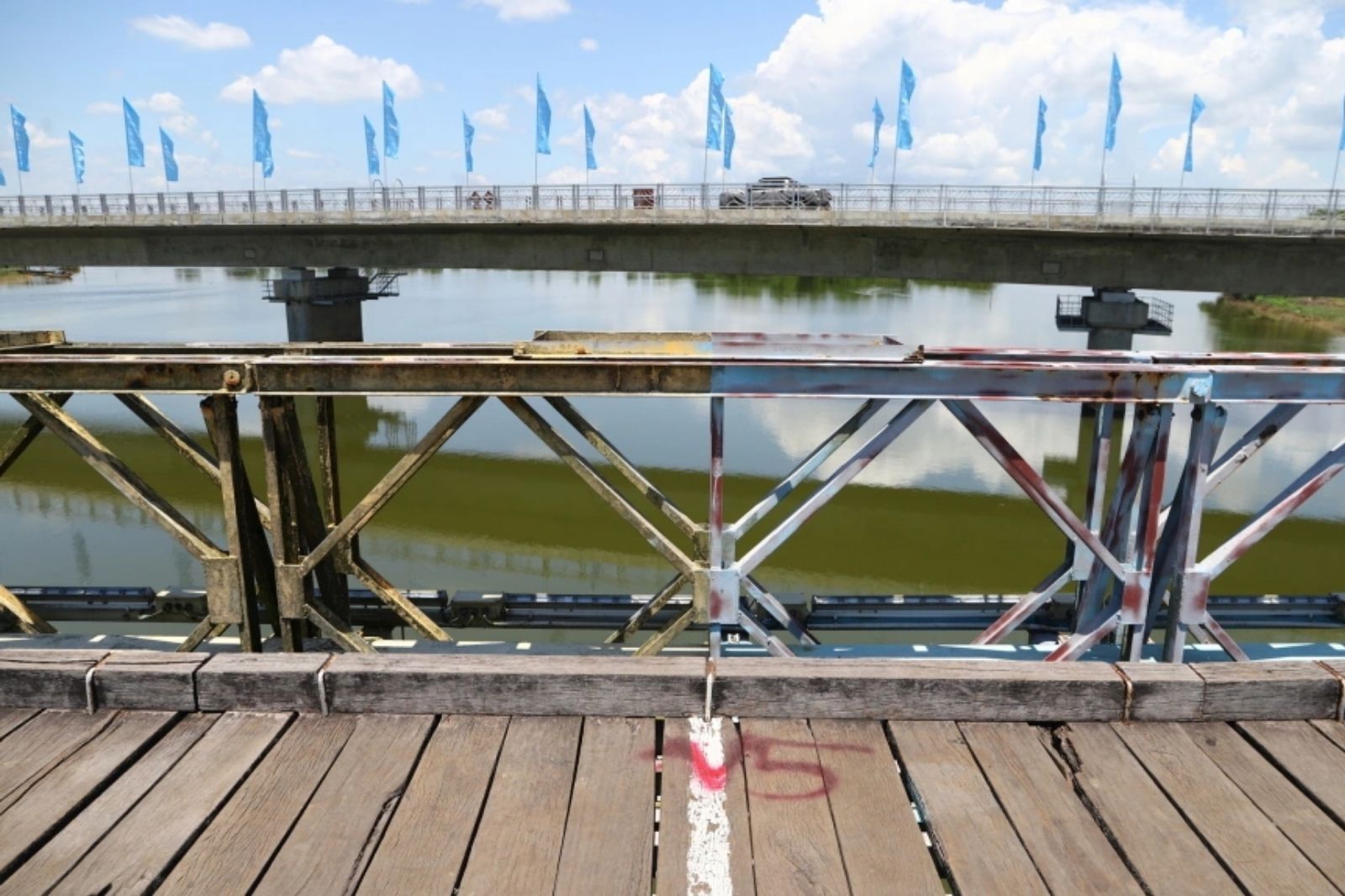 Vạch sơn trắng chia ranh giới ở cầu Hiền Lương  