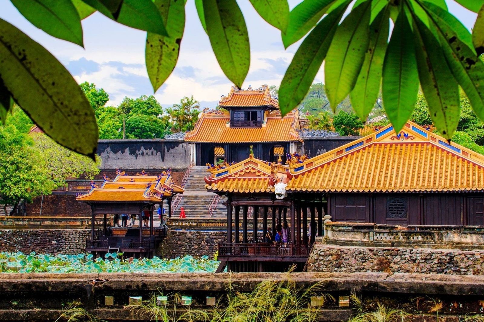 Nếu muốn tiết kiệm thời gian du khách nên mua vé online 