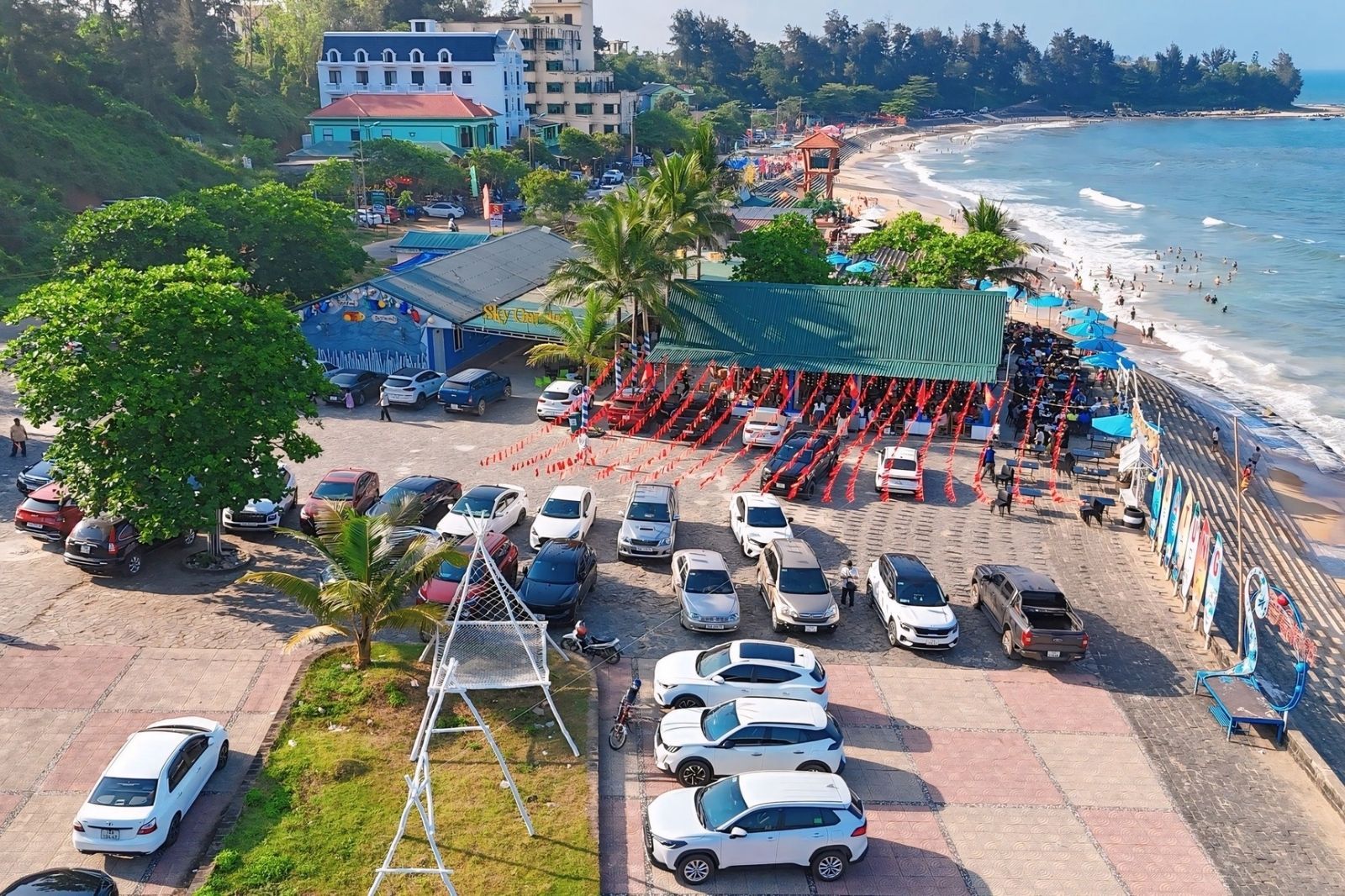 Ven biển có nhiều nhà hàng hải sản  