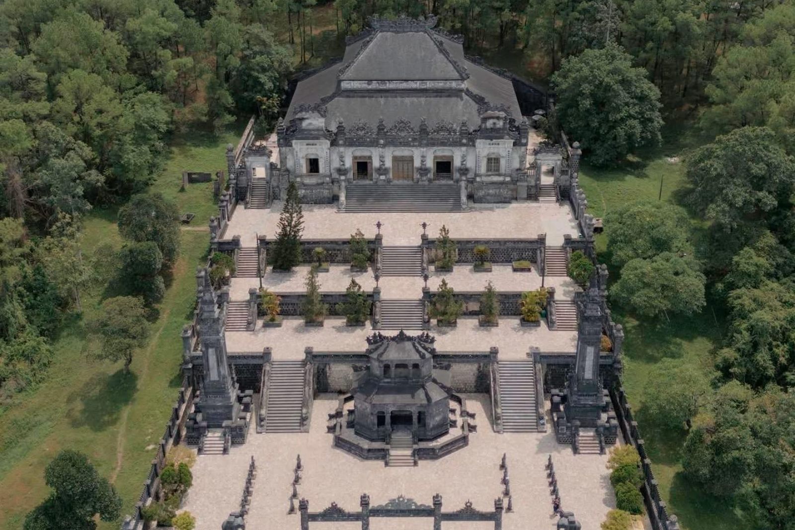 Lăng Khải Định được đặt trên núi Châu Chữ 