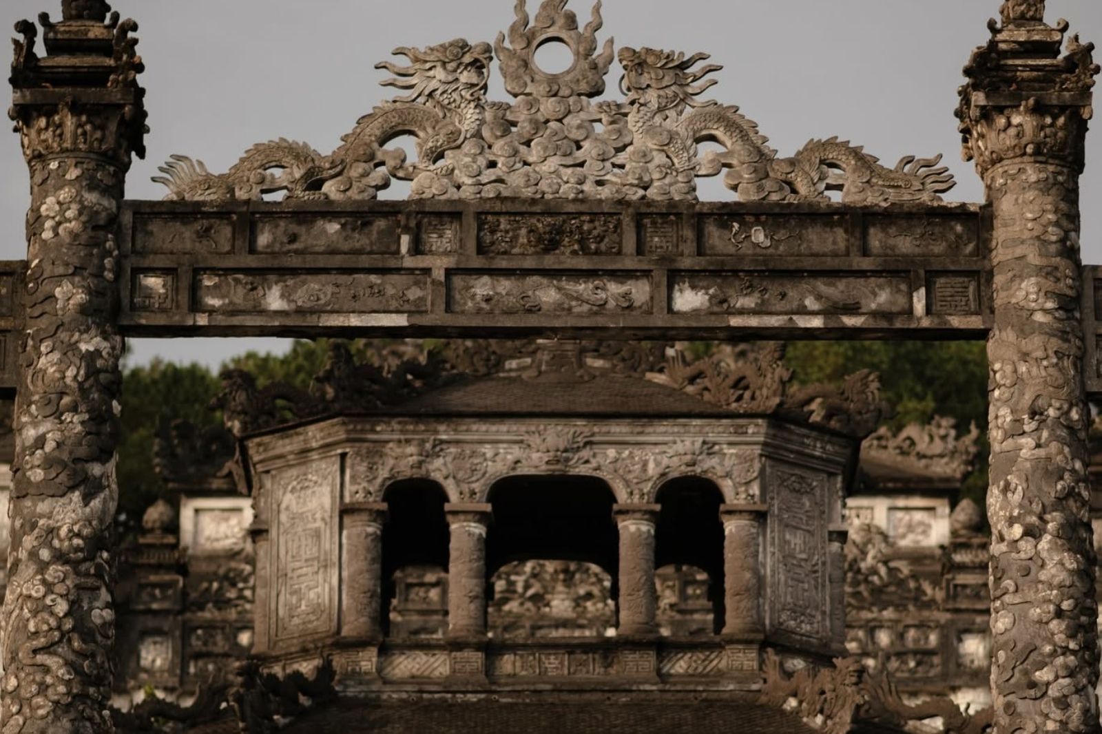 Lăng nằm cách trung tâm thành phố không quá xa