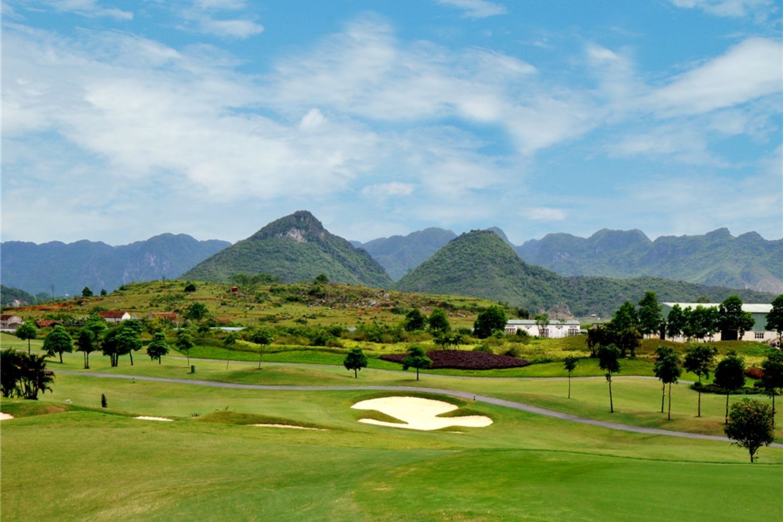 Sân golf được bao quanh bởi những đồi núi xanh mướt  