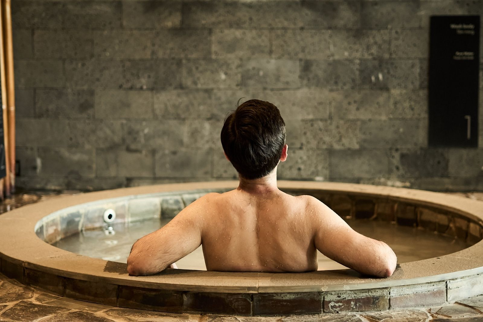 Việc ngâm khoáng nóng đem lại nhiều hiệu quả đối với sức khỏe