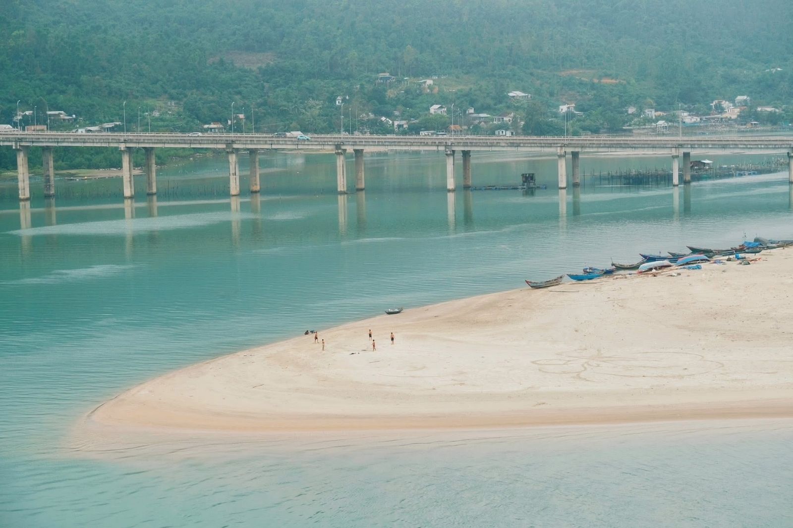 Vịnh Lăng Cô là một trong những vịnh biển đẹp nhất thế giới 