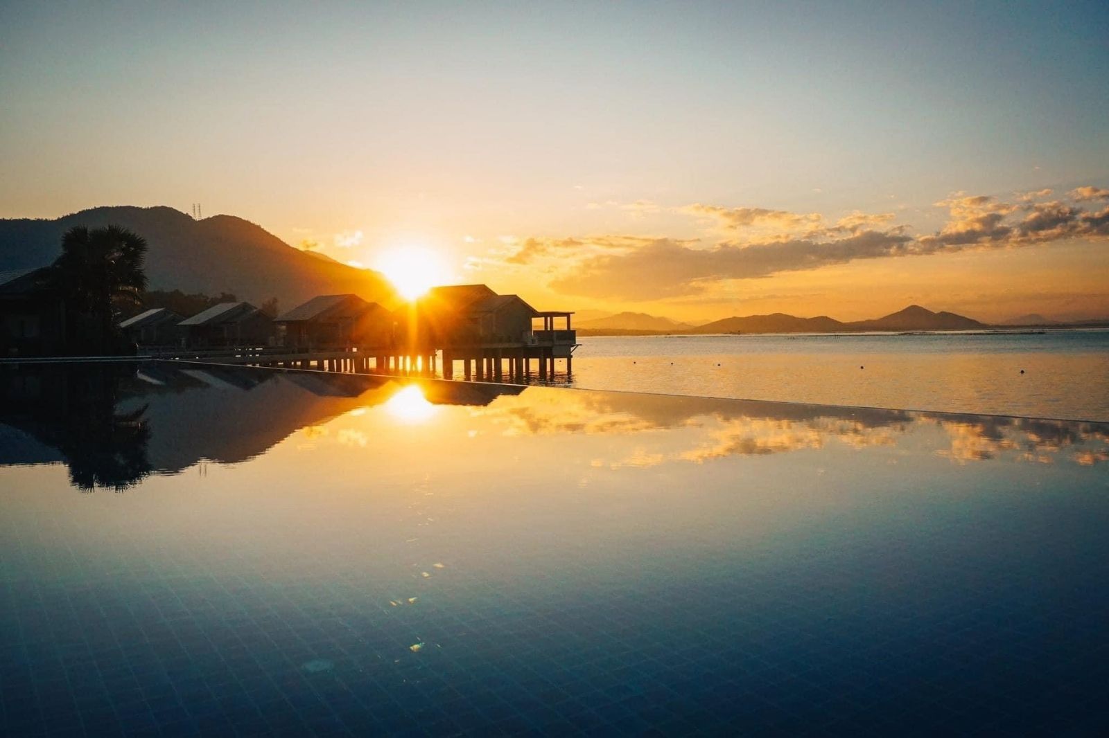 Vịnh Lăng Cô sở hữu bãi biển tuyệt đẹp