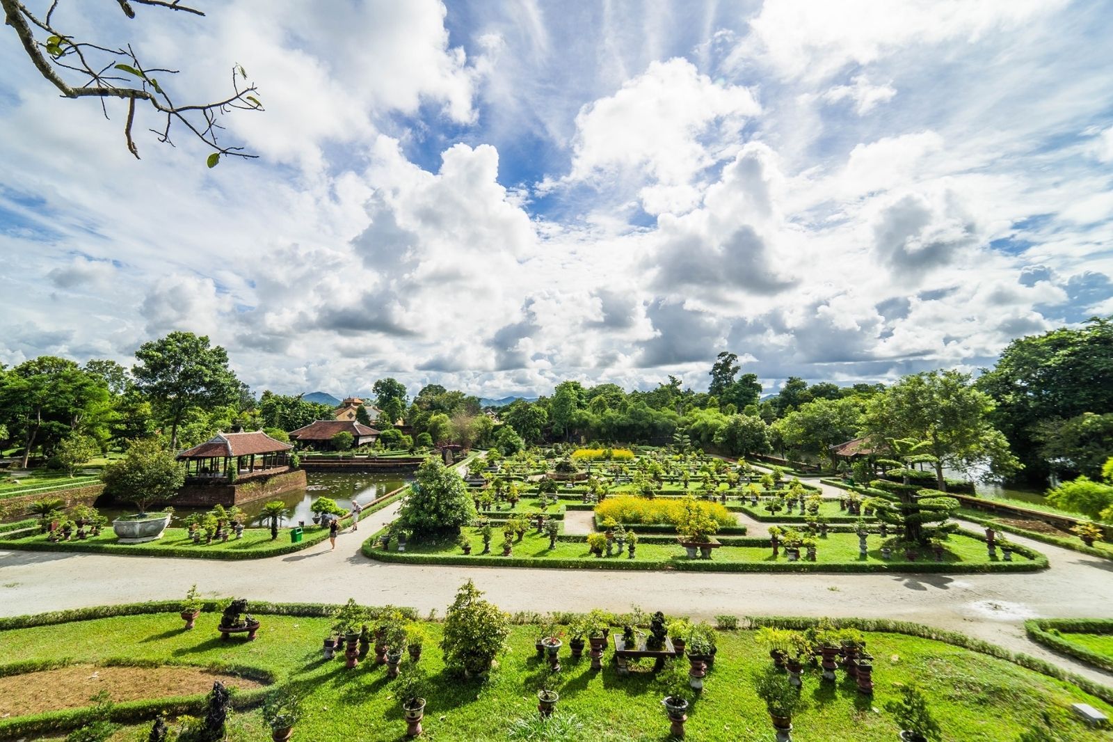 Vườn Cơ Hạ là một trong những vườn thượng uyển nổi tiếng của Huế 