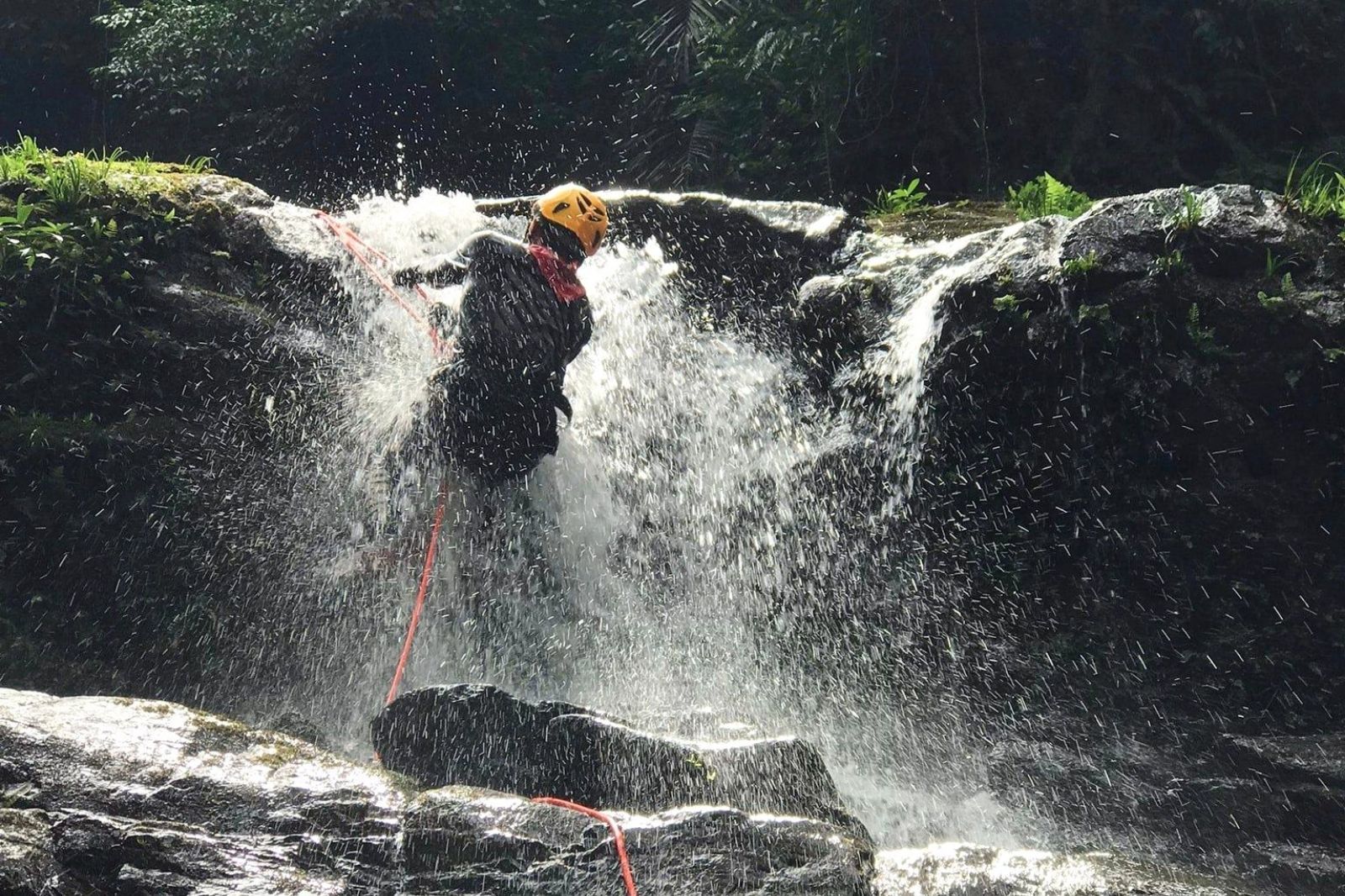 Vượt thác ở Động Châu - Khe Nước Trong 