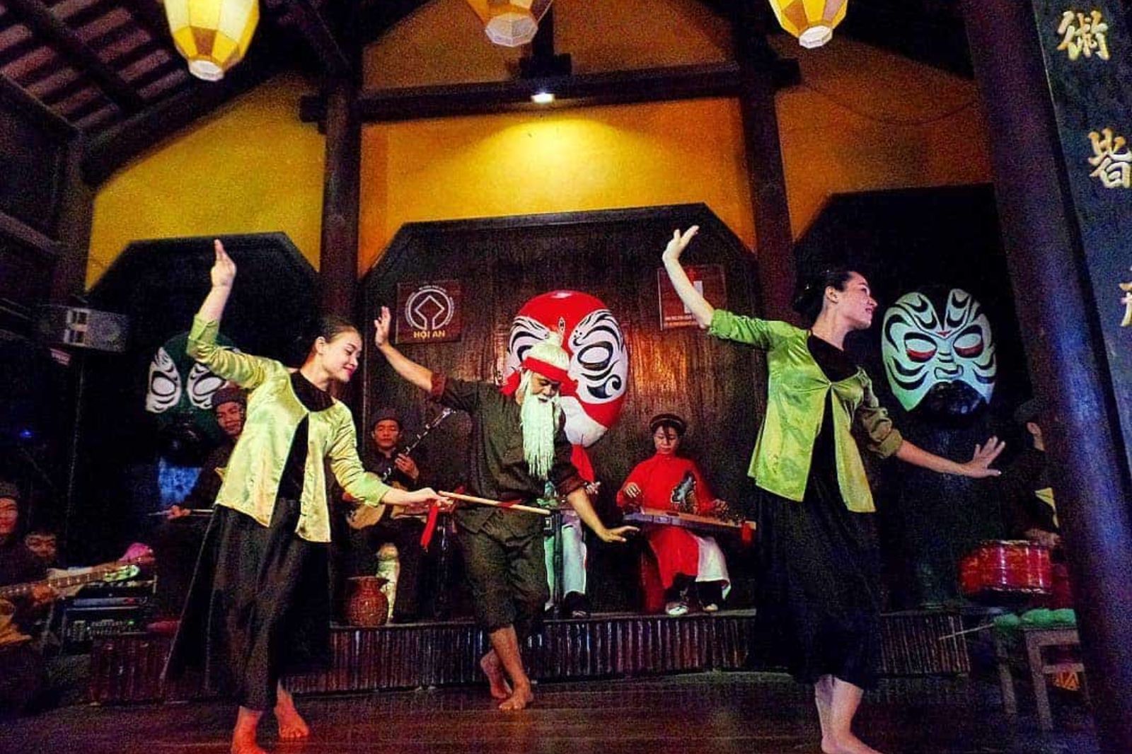 Xem biểu diễn nghệ thuật ở nhà cổ Phi Yến 