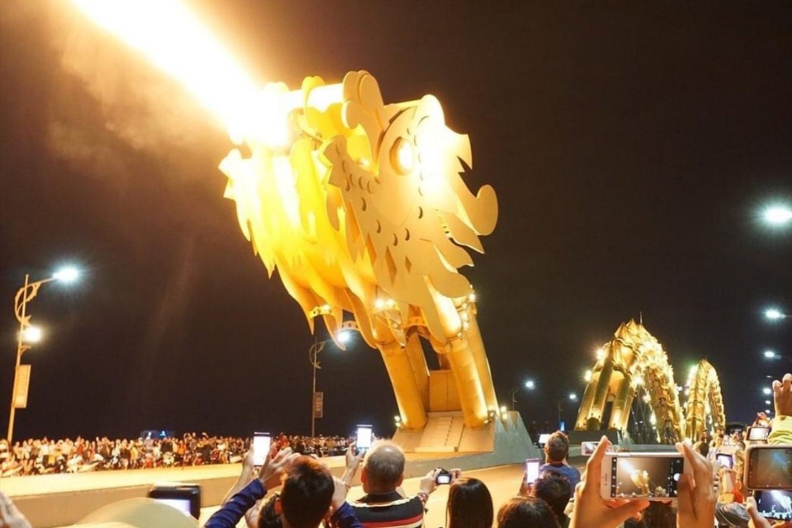 Xem cầu Rồng phun lửa vào buổi tối  