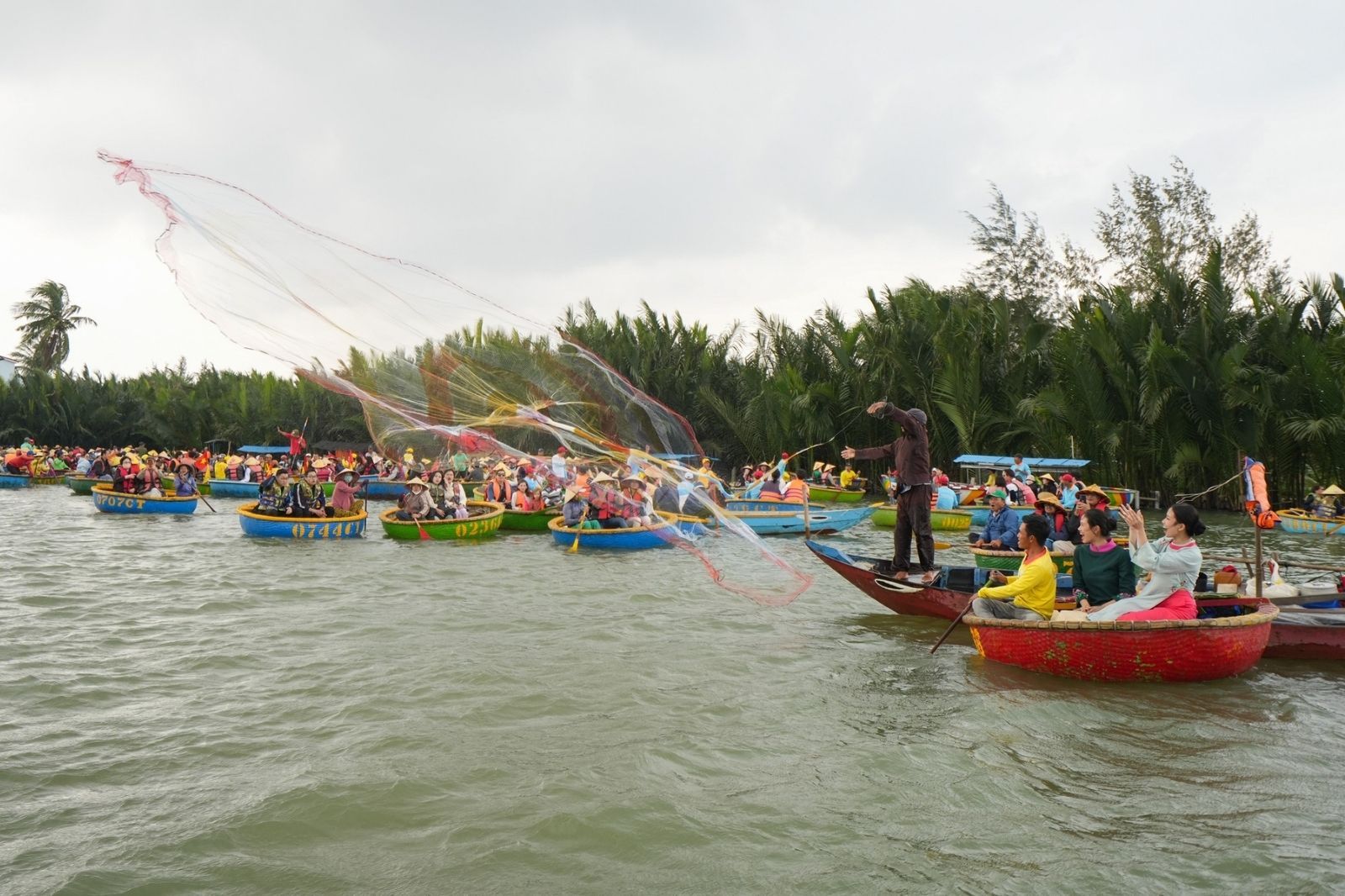 Xem người dân biểu diễn quăng lưới  