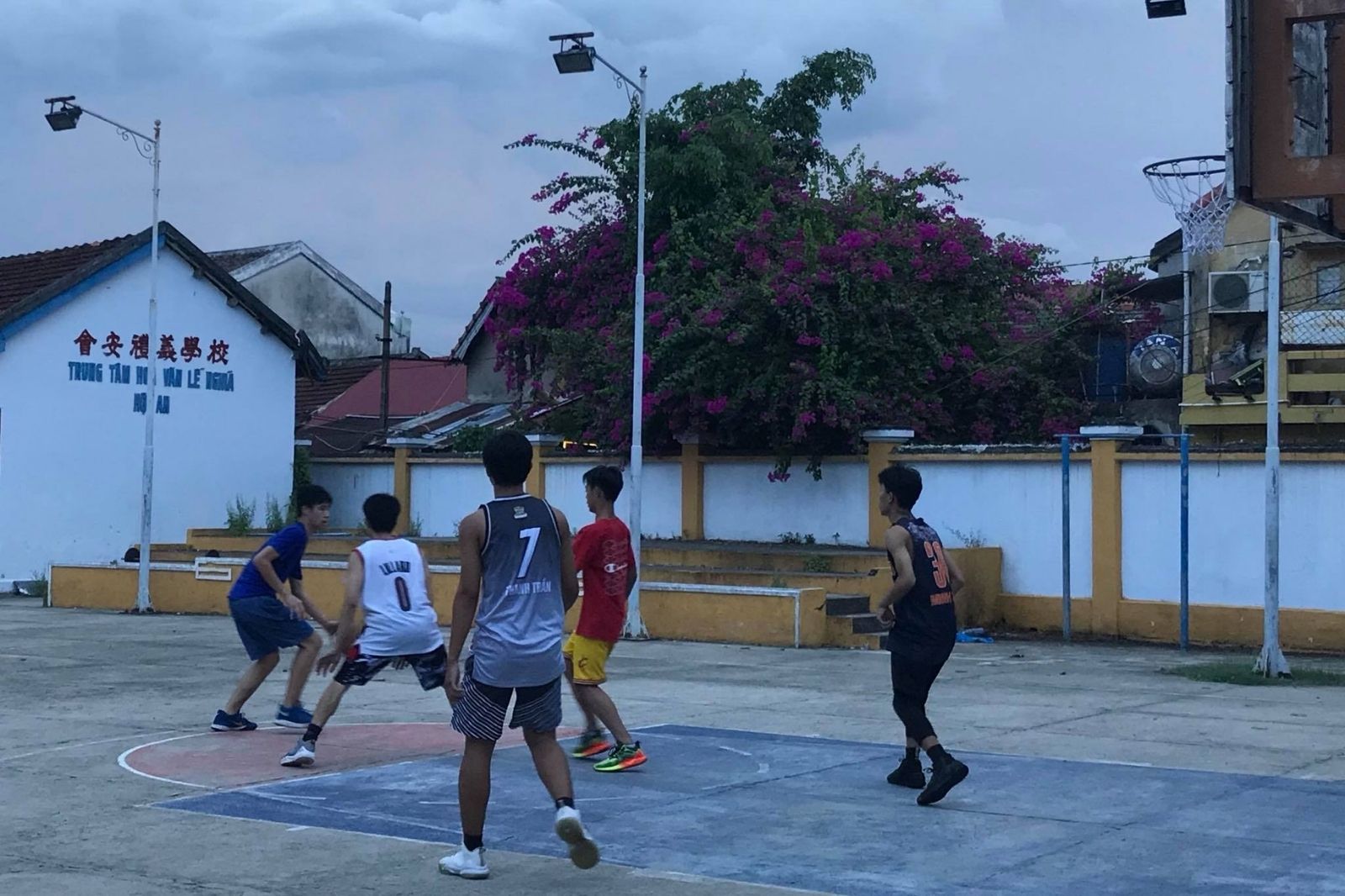 Xem những trận bóng rổ vào giờ chiều  