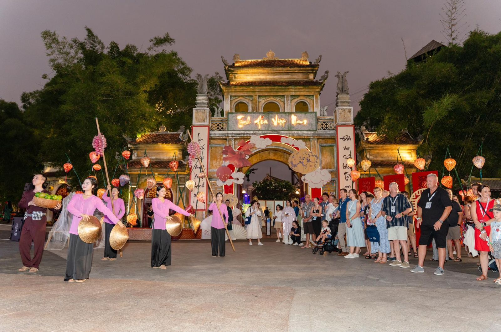 Xem show biểu diễn Tinh Hoa Việt Nam 